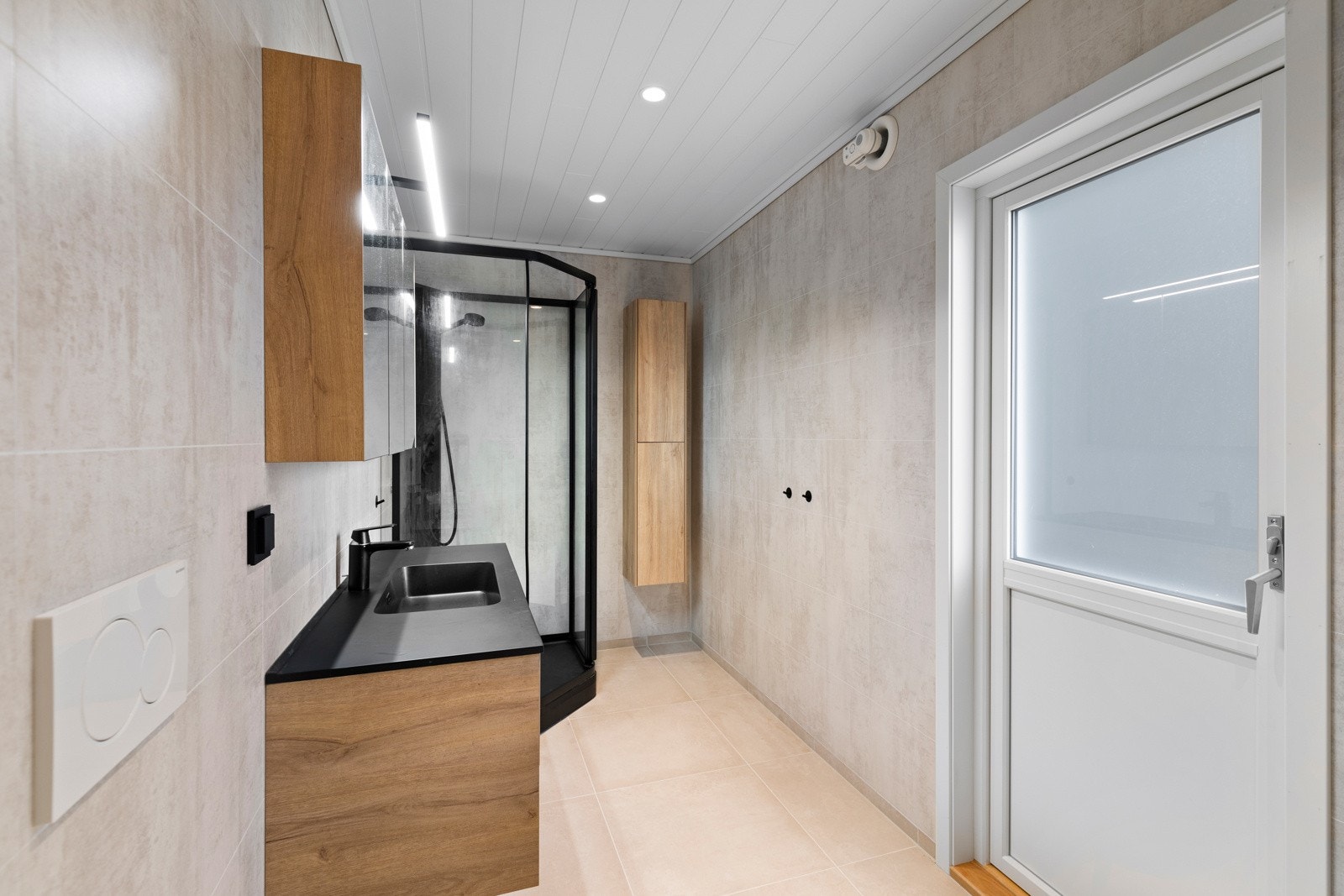 Badet i hovedetasjen ble oppusset i 2022. Rommet har flislagt gulvoverflate og våtromsplater på vegger. Galleribilde