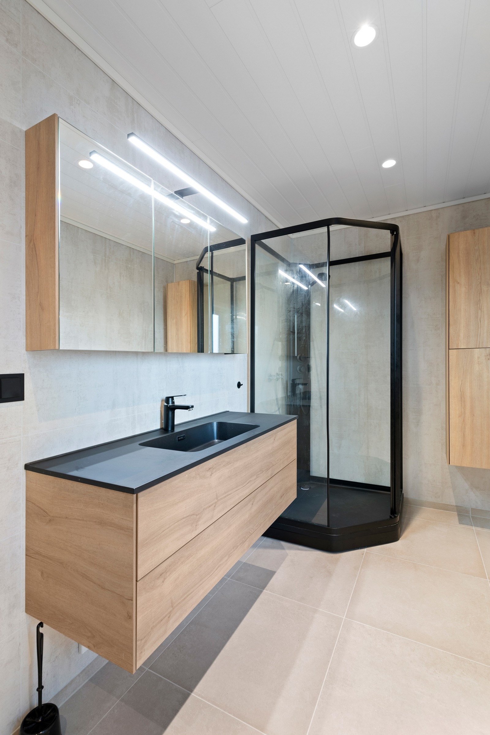 Videre er rommet utstyrt med varmekabler i gulv, dusjkabinett, vegghent toalett, elektrisk avtrekksvifte og baderomsinnredning med servant, speilskap og belysning. Arbeidene på rommet ble utført av Mørerør AS og Meto Bygg AS. Galleribilde