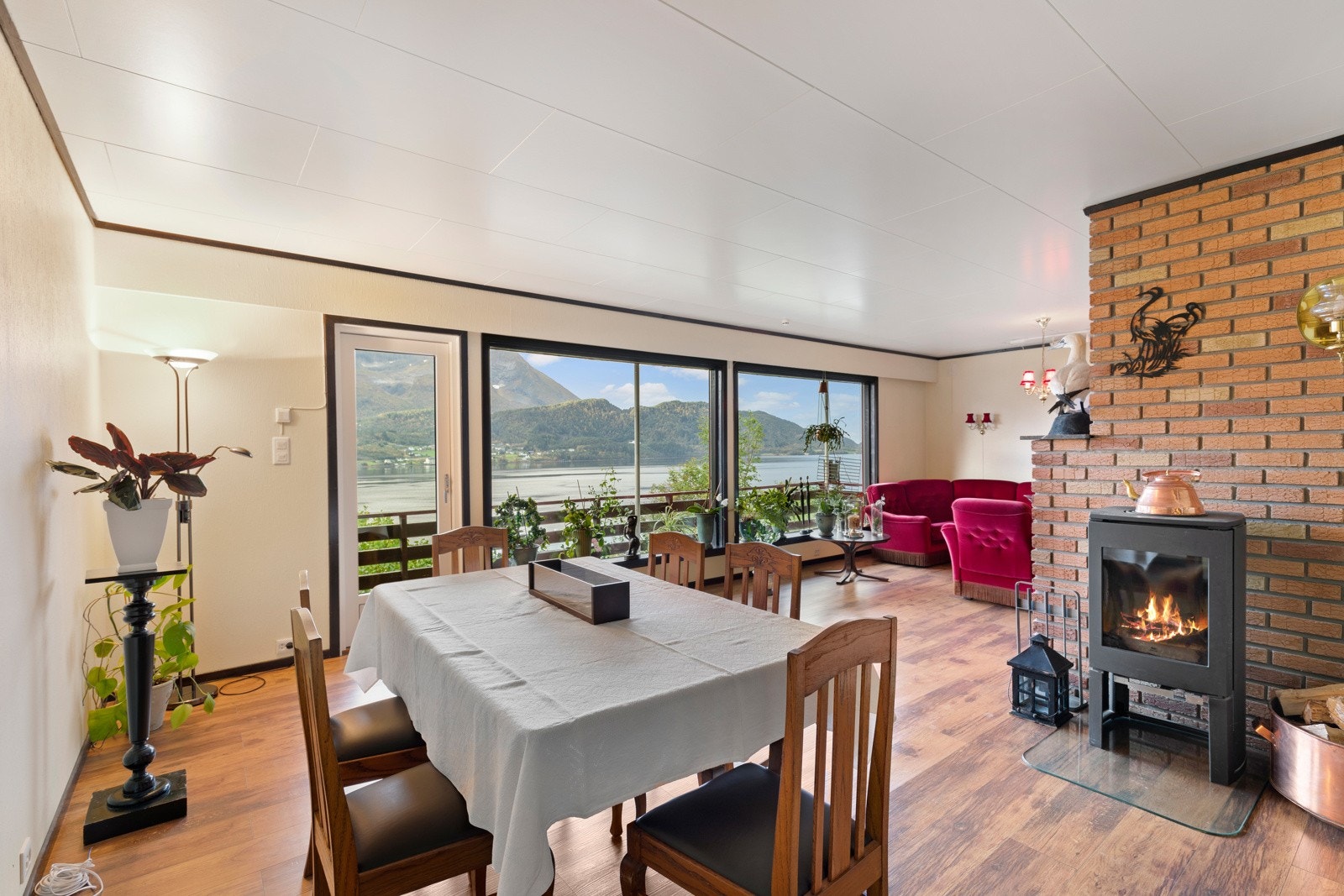 Romslig stue med oppvarming fra vedovn. Galleribilde