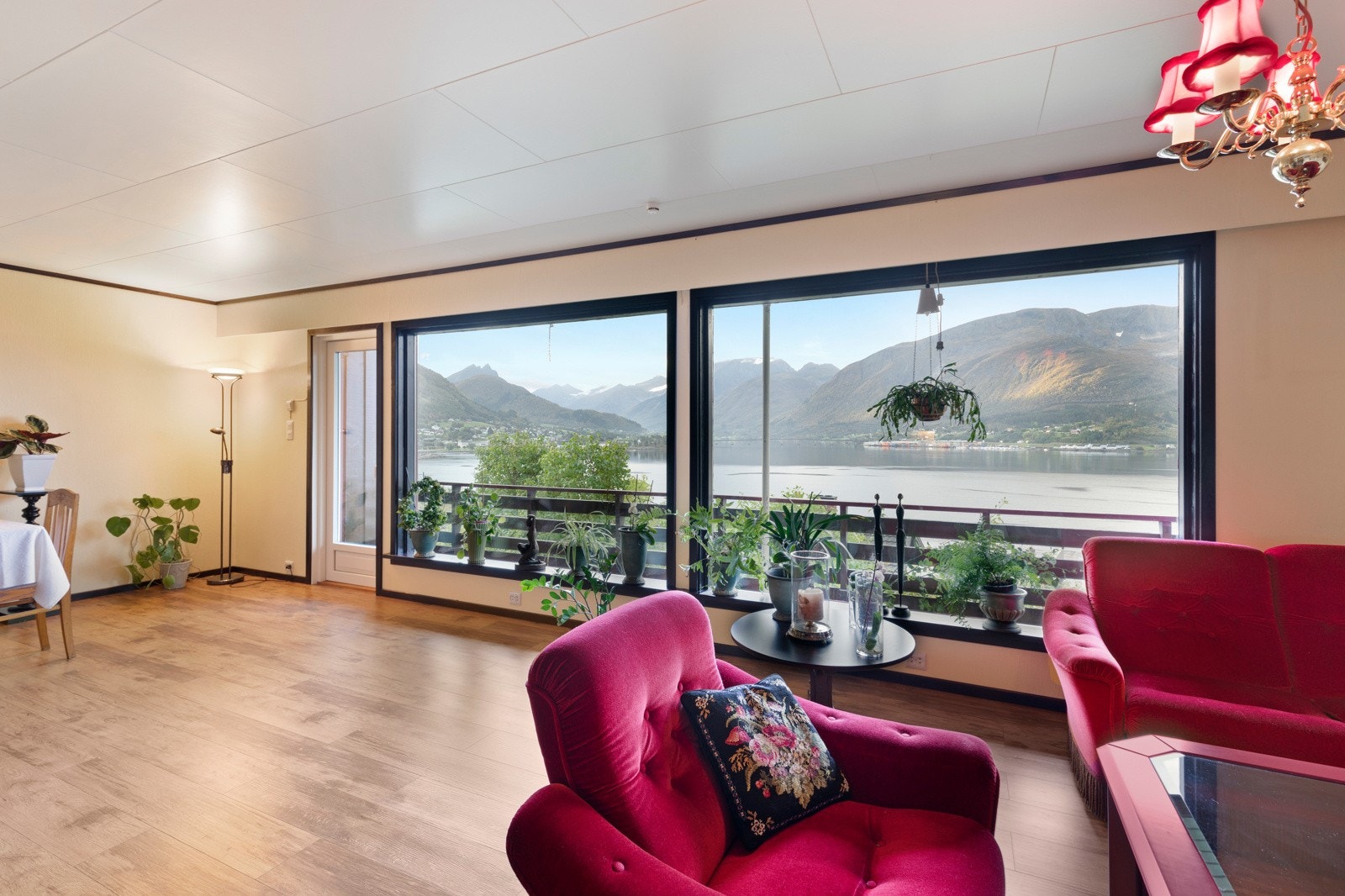 Herfra er det utgang til sørvestvendt terrasse. Galleribilde