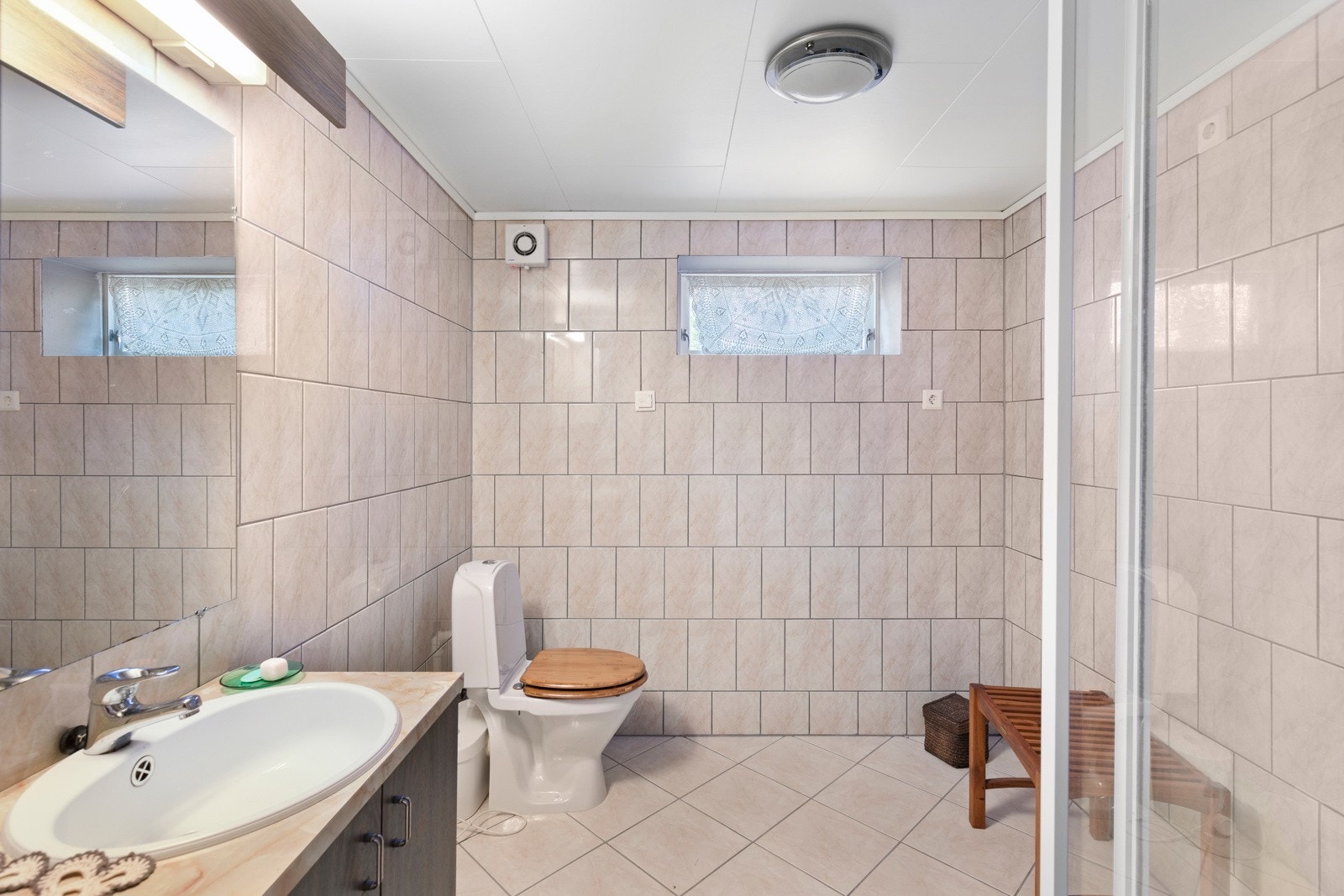 Badet i kjelleren ble oppusset i 2008. Rommet er helfliset og har varmekabler i gulv. Badet inneholder dusjkabinett, toalett og baderomsinnredning med servant, speil og belysning. Separat wc-rom i etasjen som per idag ikke benyttes som wc-rom. Galleribilde