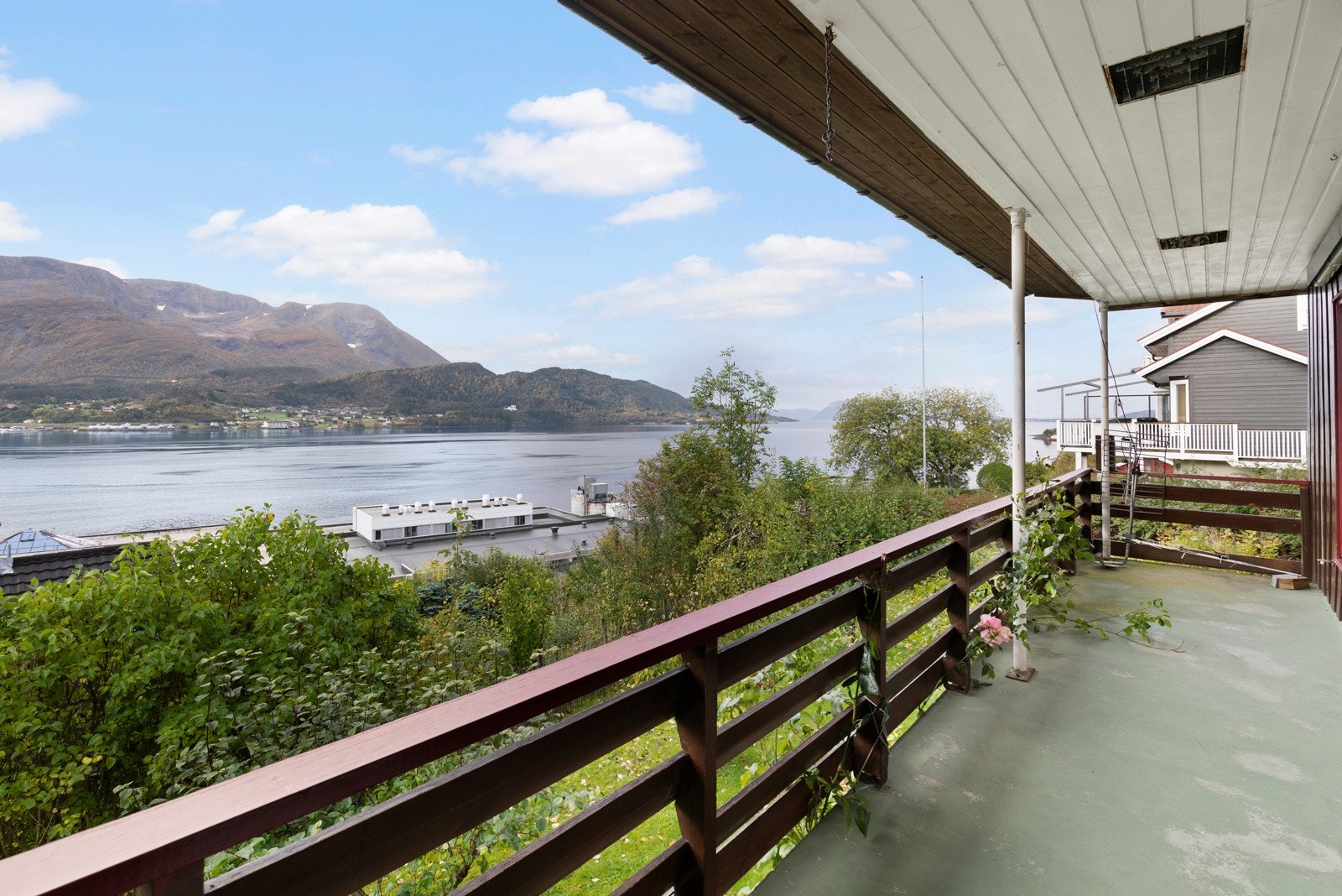 Delvis overbygget terrasse. Galleribilde