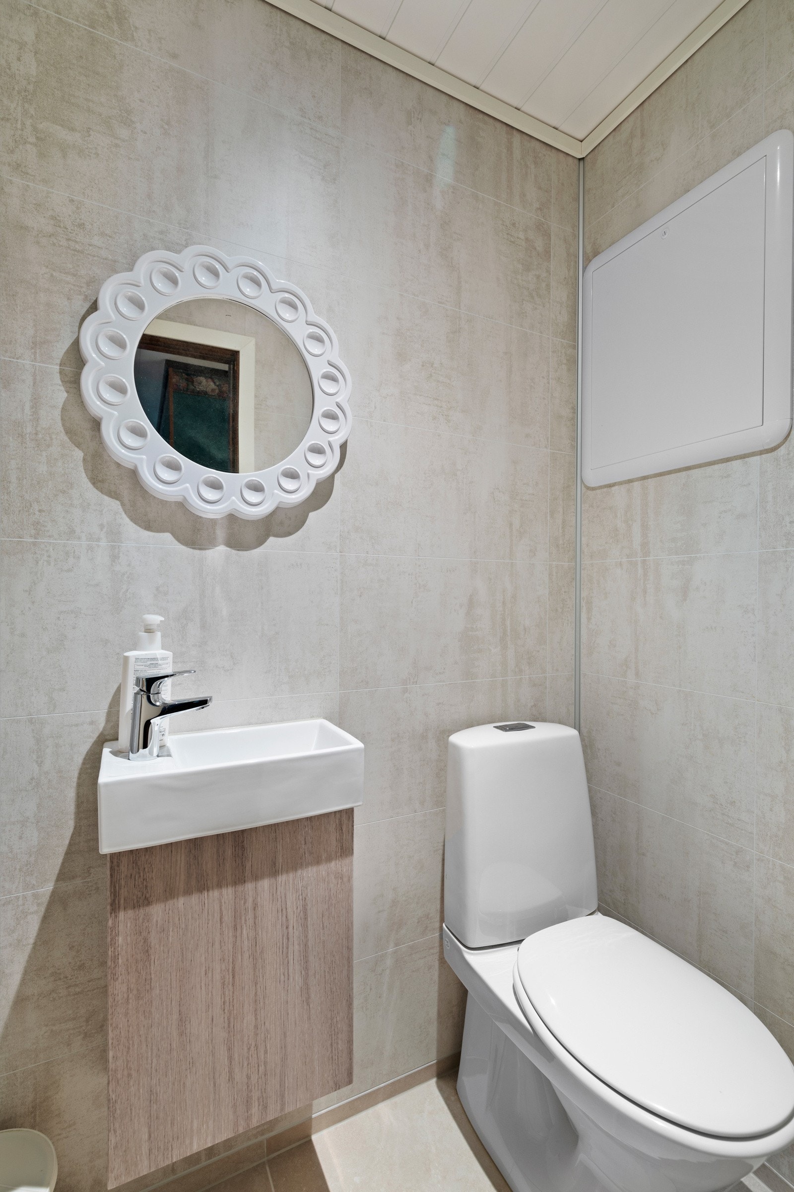 Etasjen har separat wc-rom som også ble oppusset i 2022, i samme stil som hovedbadet. Rommet har flis på gulv, våtromsplater på vegger, toalett og underskap med servant. Galleribilde