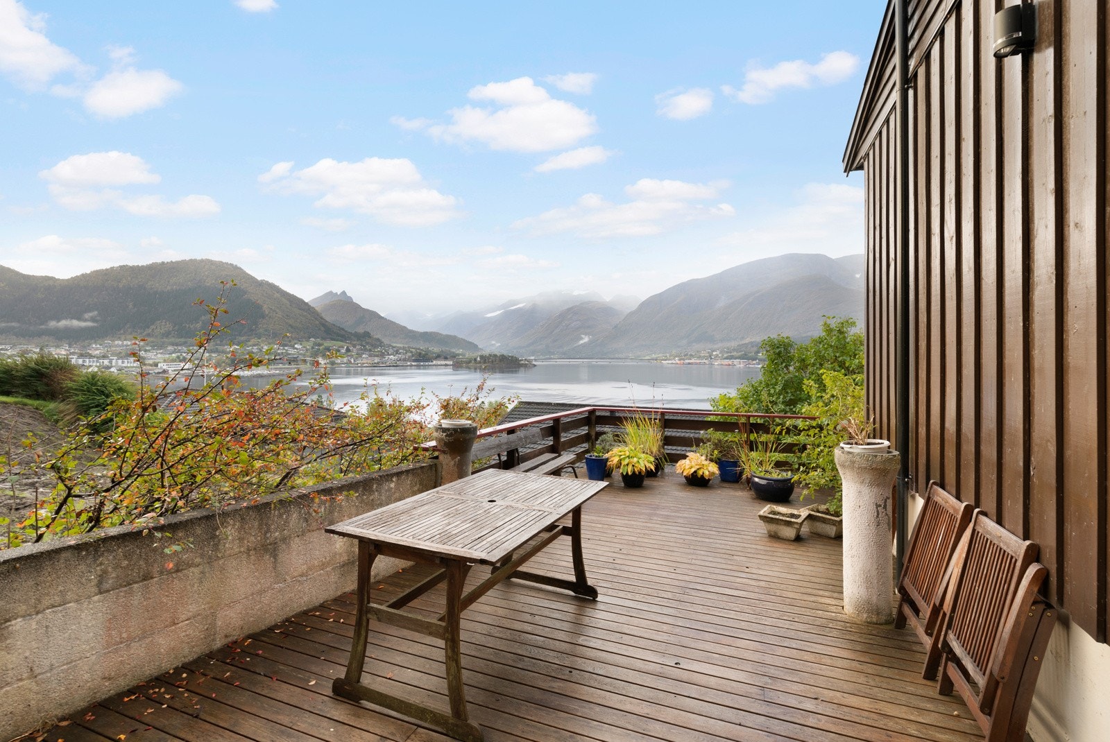 En lun uteplass med nydelig utsikt. Galleribilde