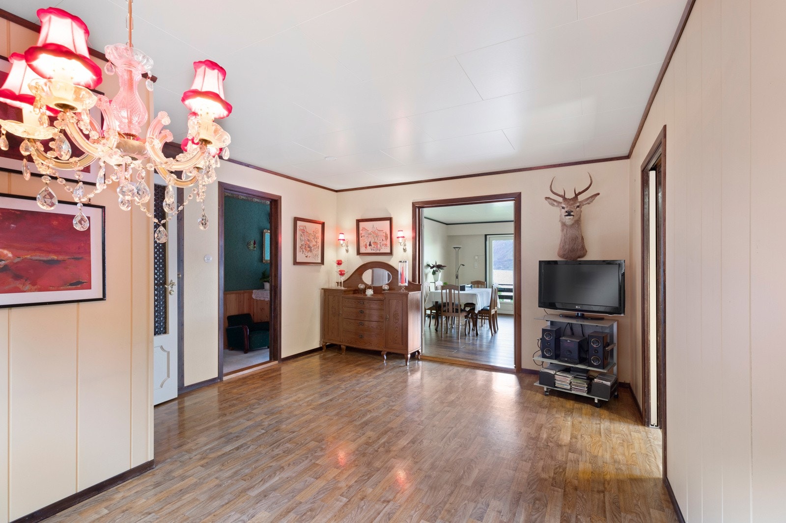 Hovedetasjen har to stuer. Galleribilde