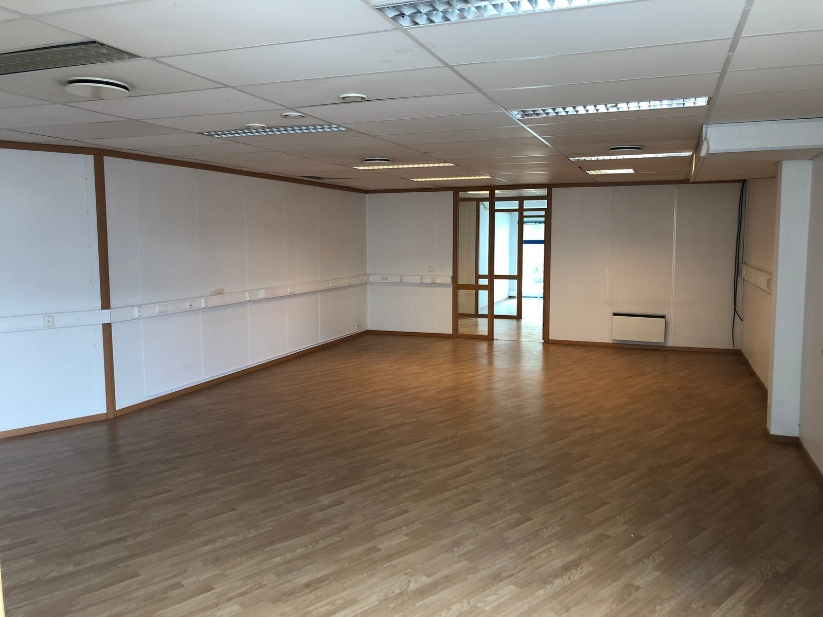 Varemottak i tilknytning til butikk/kontordel - biinngang Galleribilde