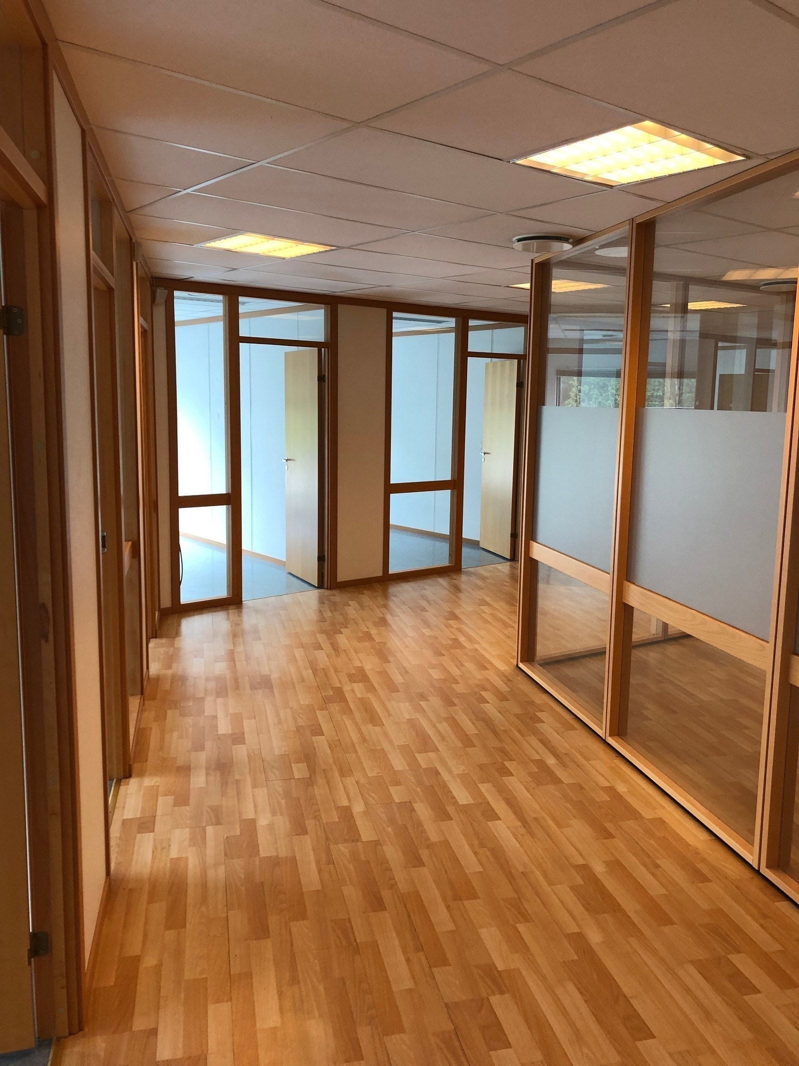 Kontor/butikkdel består primært av lettvegger, og kan enkelt ominnredes Galleribilde