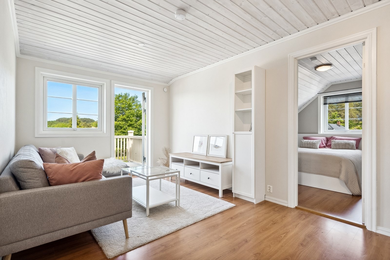 Fin lys loftstue mellom soverommene i 2. etasje. Utgang til balkong Galleribilde