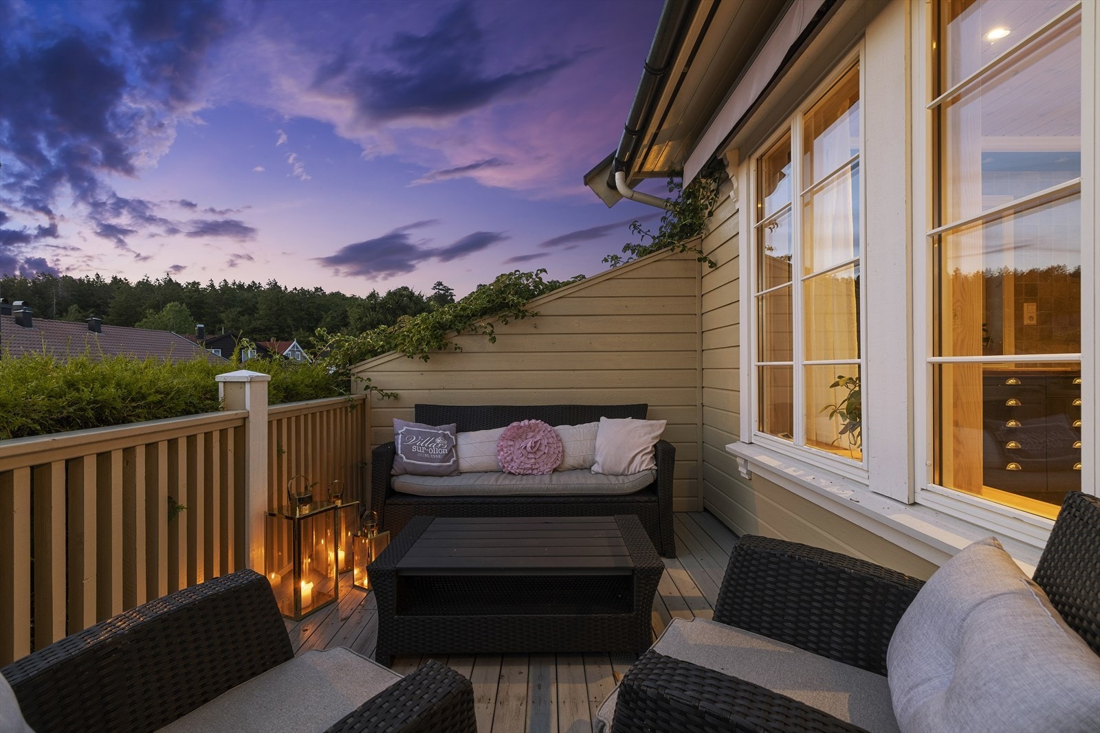 Kveldsstemning fra terrasse. Boligen har stor terrasse og flere uteplasser. Galleribilde