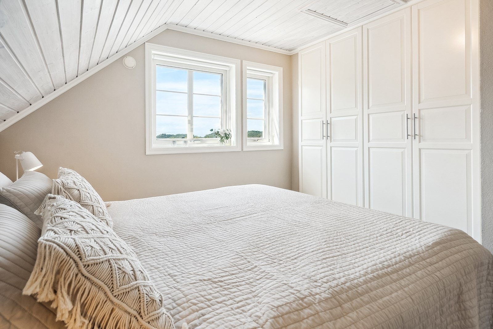 Hovedsoverom med godt med garderobeplass Galleribilde