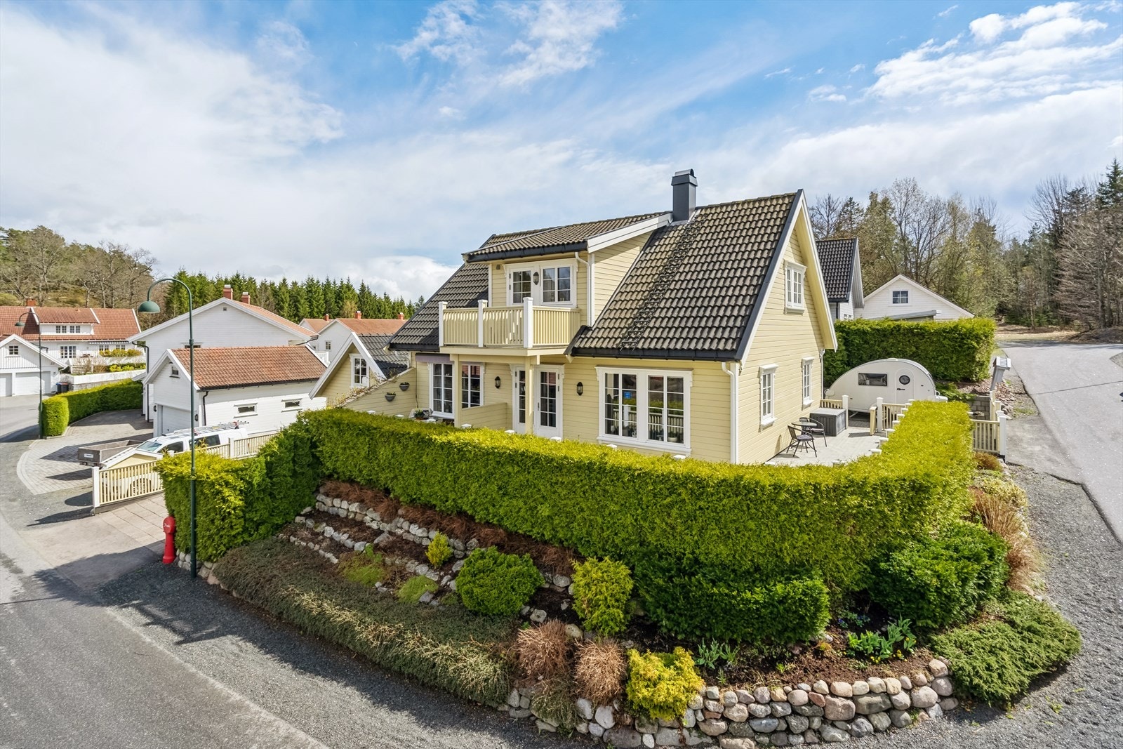 Velholdt bolig med fin solrik beliggenhet. Flott opparbeidet tomt med fine uteplasser. Galleribilde