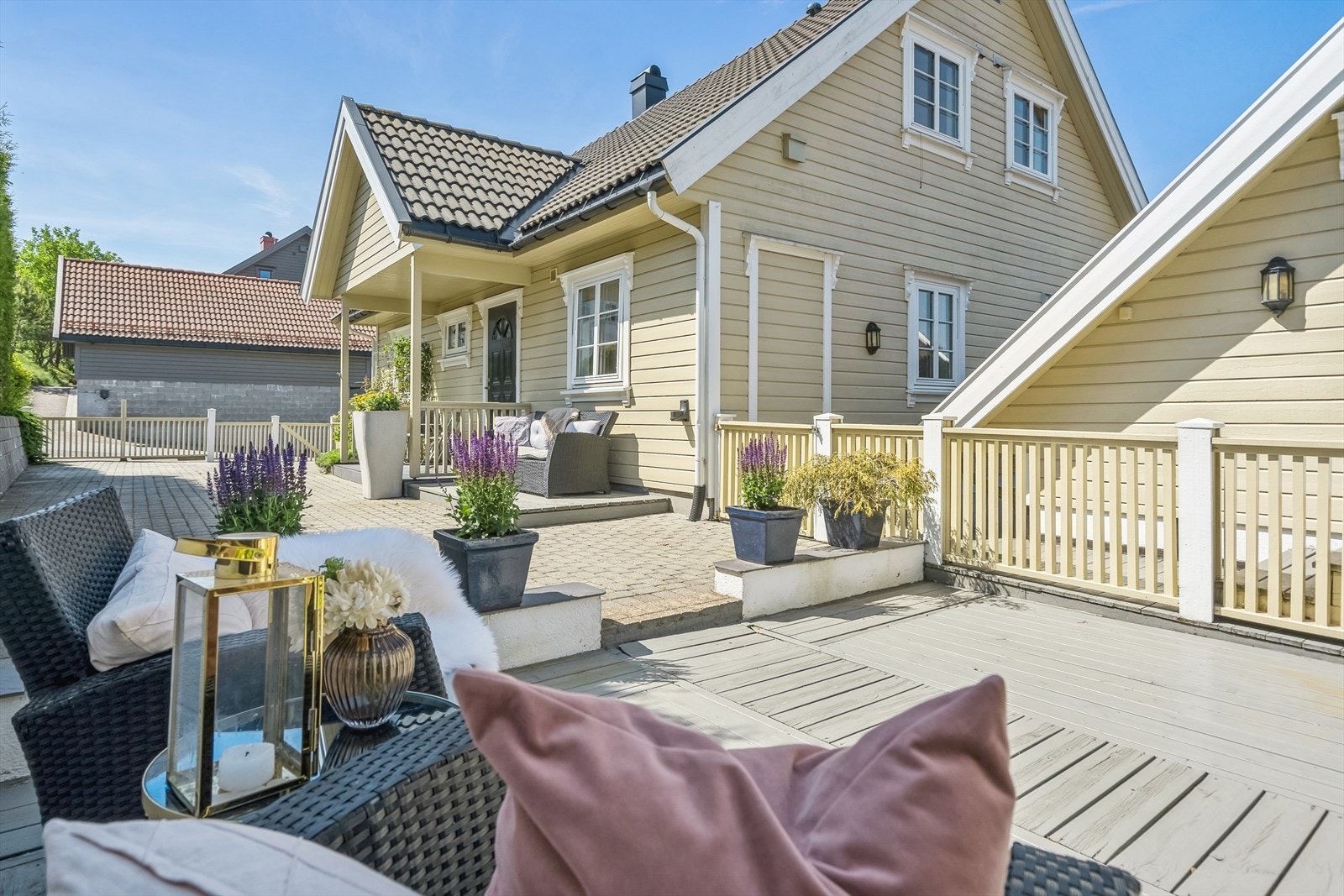 Flotte uteplasser - her kan man følge solen rundt på eiendommen fra morgen til kveld Galleribilde