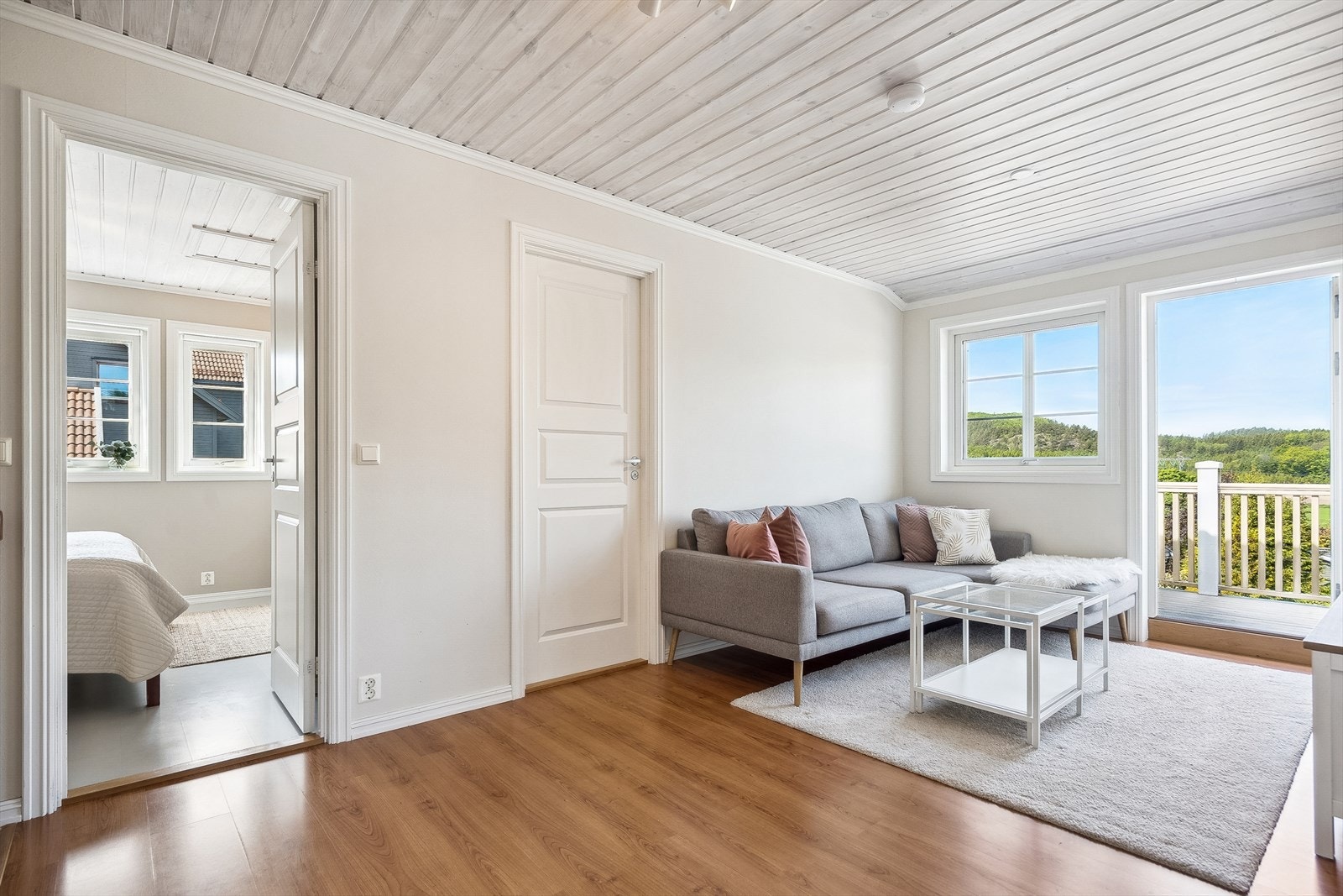 Fra loftstuen er det adkomst ut til solrik balkong med fint utsyn Galleribilde