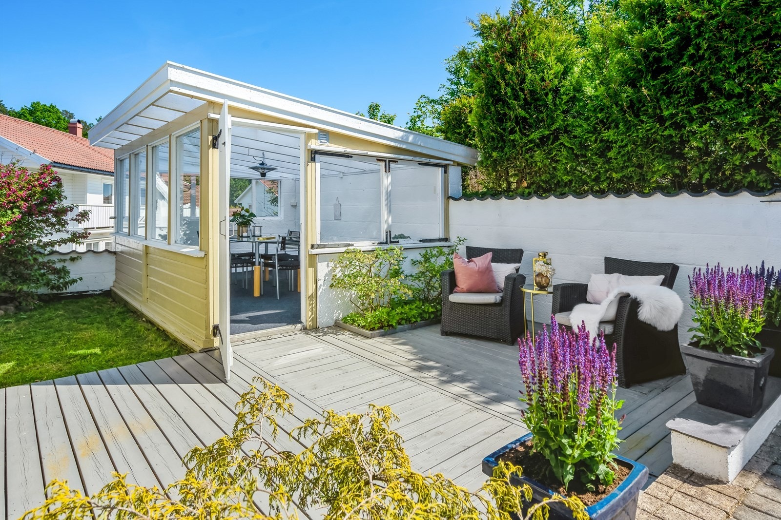 Sjarmerende utestue med platting utenfor Galleribilde