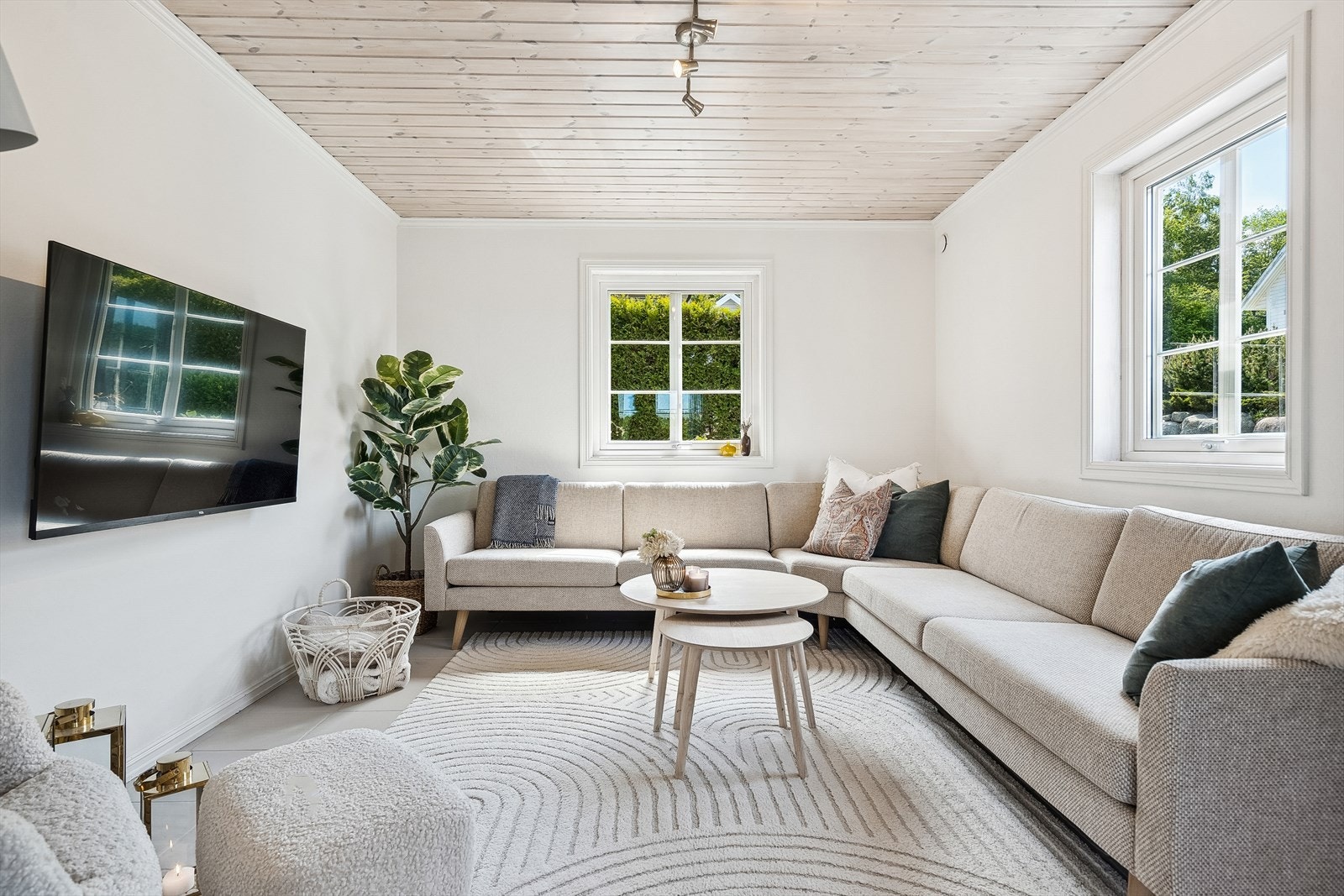 TV stue. Dette rommet har tidligere vært boligens soverom nr 4 og kan med enkle grep omgjøres tilbake til soverom ved behov for flere soverom. Galleribilde