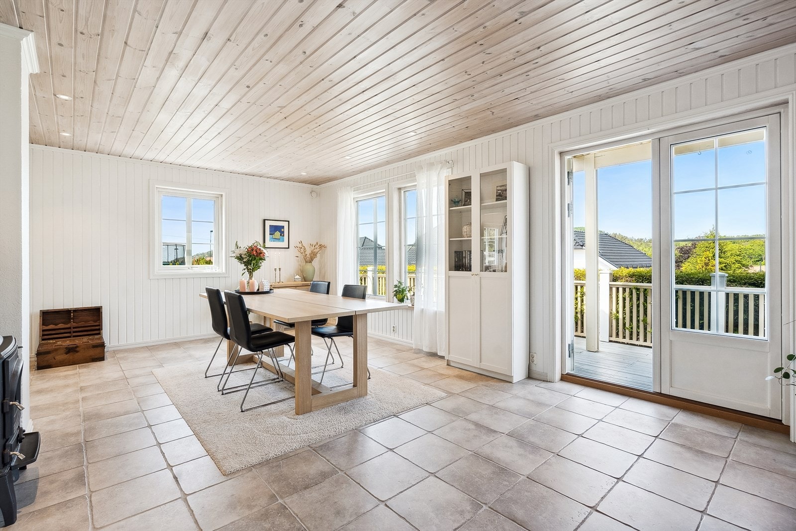 Fra stuen er det utgang til stor terrasse. Galleribilde