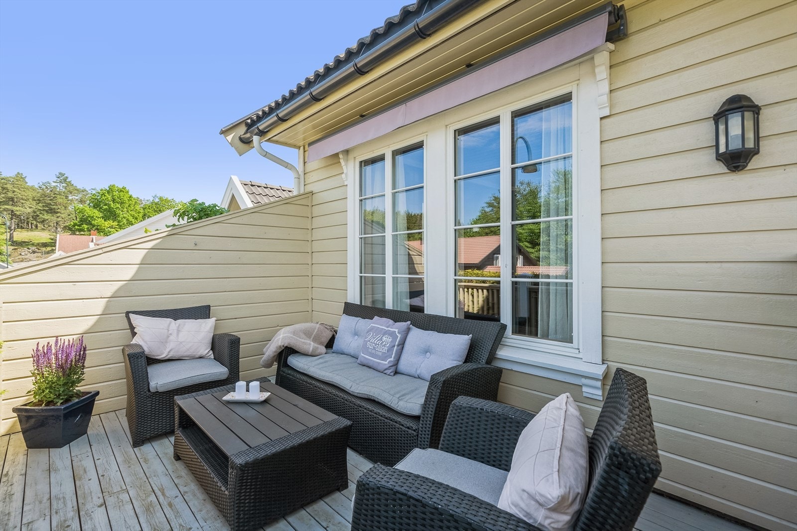 Uteplass utenfor kjøkkenet - her har man flott ettermiddags og kveldssol Galleribilde