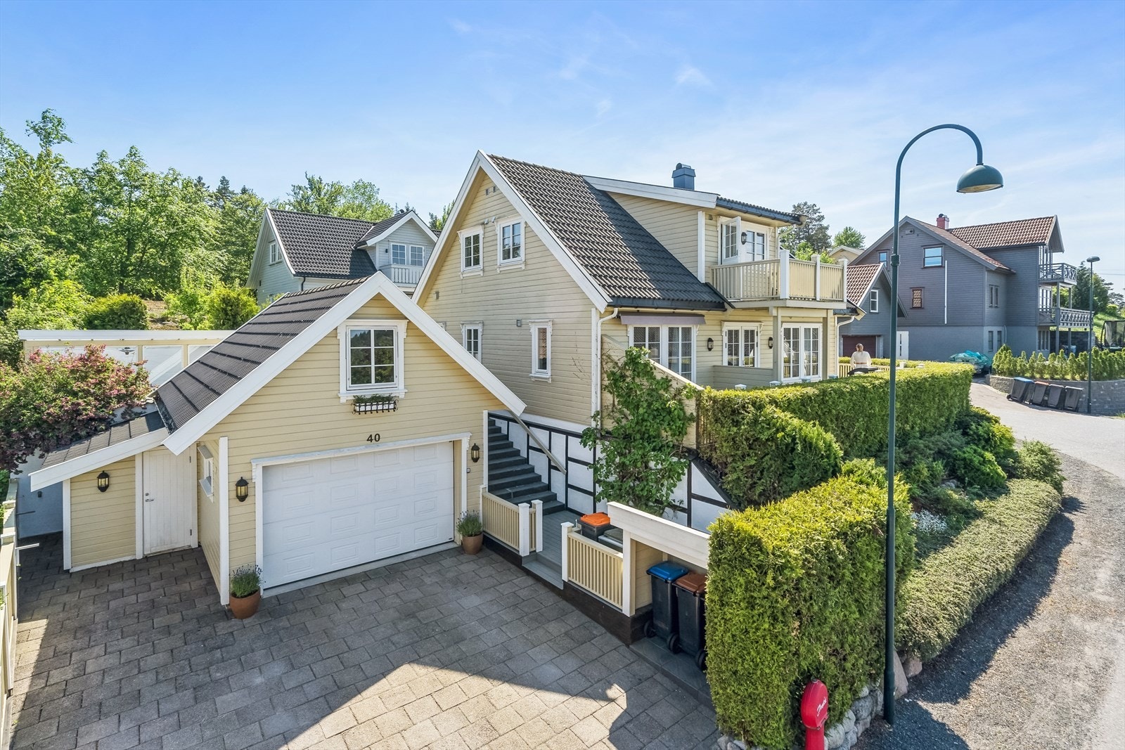 Boligen har romslig garasje med plass til parkering foran garasjen. Det er montert elbil-lader. Sykkelbod ved siden av garasjen. Galleribilde