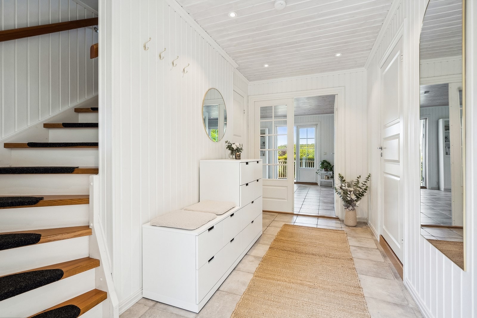 Hall. Det er bod under trappa med god plass til oppbevaring av yttertøy Galleribilde