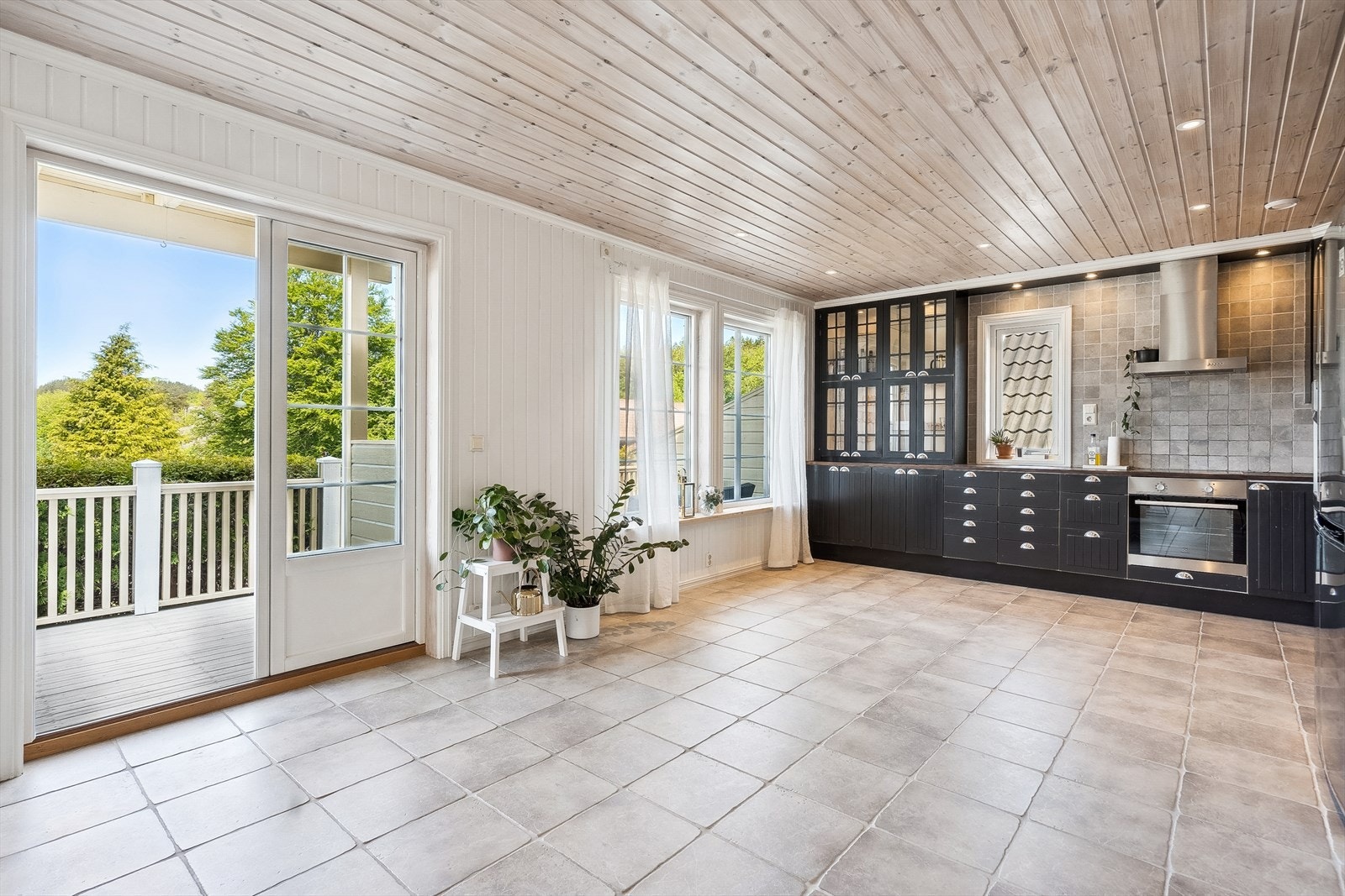 Fra kjøkkenet er det utgang til terrasse med flotte solforhold Galleribilde