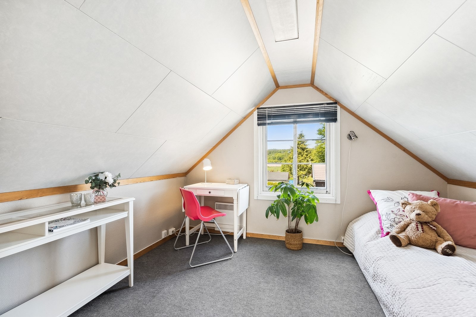 Loft over garasjen inneholder bod og innredet rom (ikke søkt bruksendret til beboelsesrom) Galleribilde