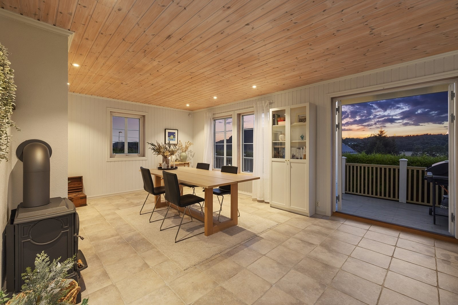 Fra stue/kjøkken har man fint utsyn og kan se nydelig kveldshimmel Galleribilde