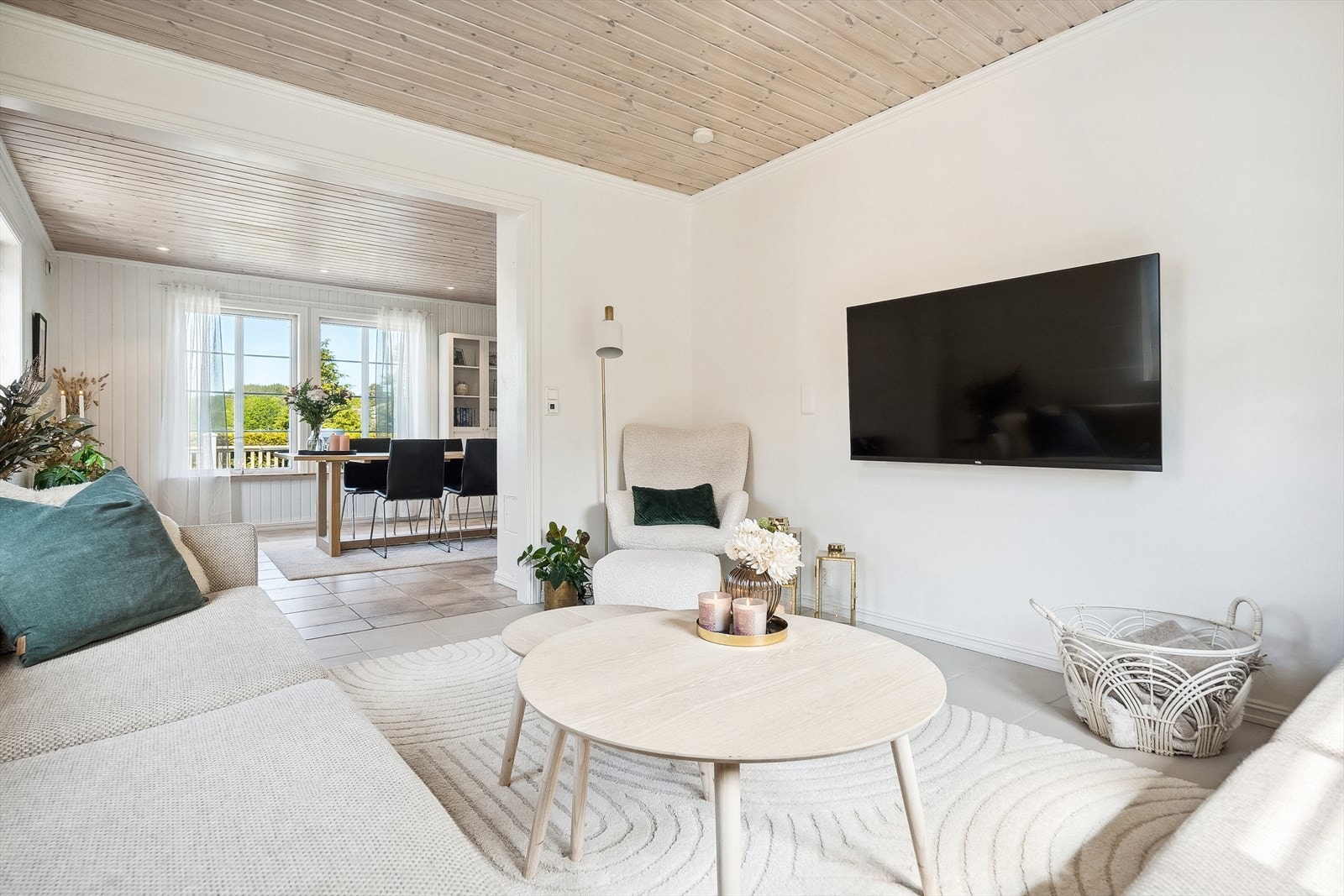 Fin åpen løsning mellom stue og spisestue. Vegger er malt i de fleste rom i boligen i 2023. Galleribilde