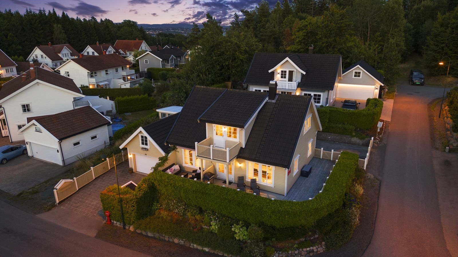 Dronefoto med kveldsstemning Galleribilde