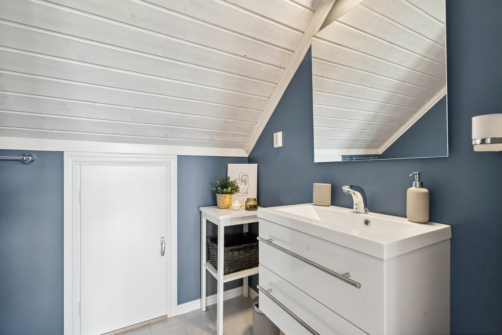 Toalettrom i 2. etasje. Adkomst inn til kott med lagringsplass. Galleribilde