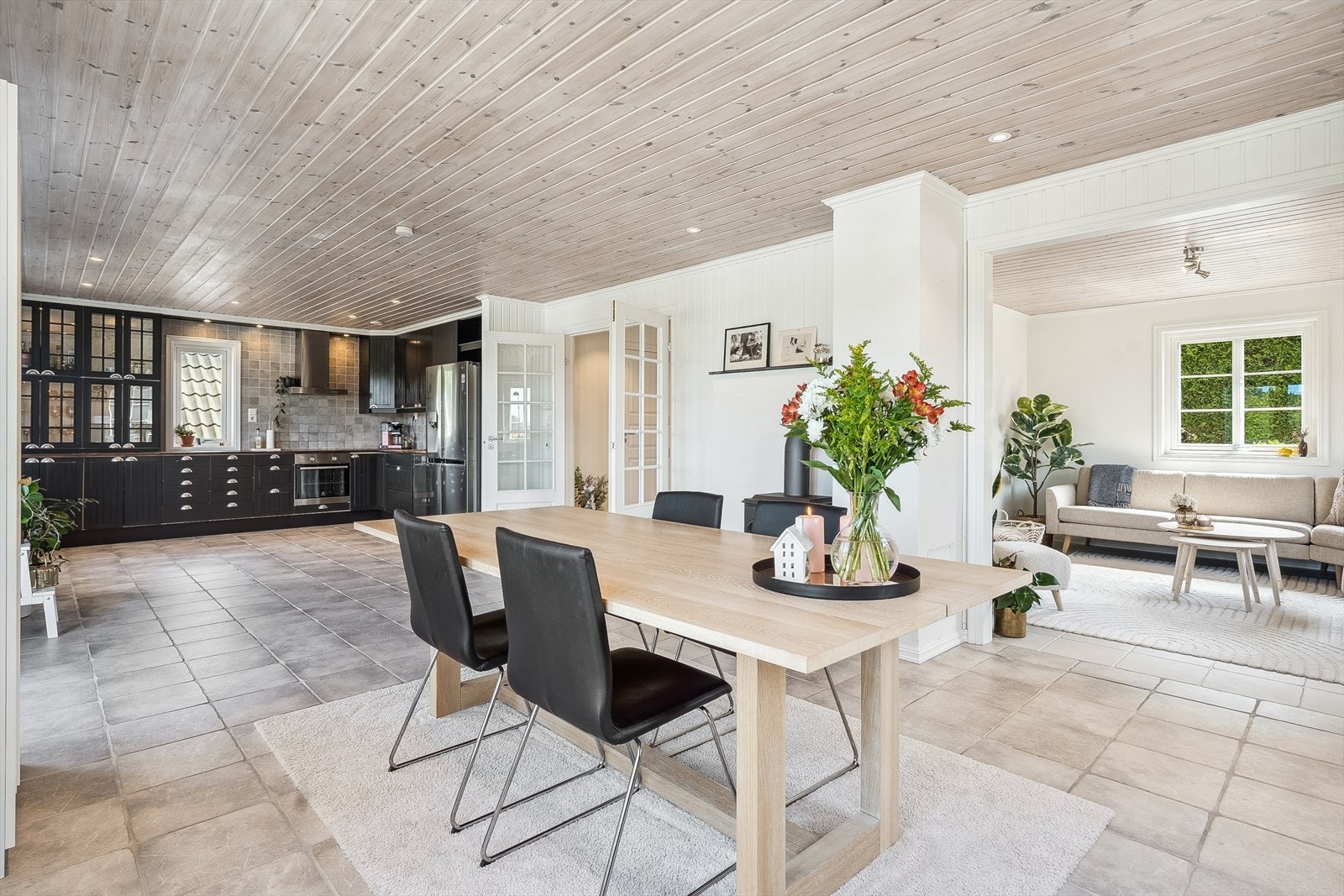 Kjøkken, spisestue og stue er lyst og delikat i en åpen løsning Galleribilde