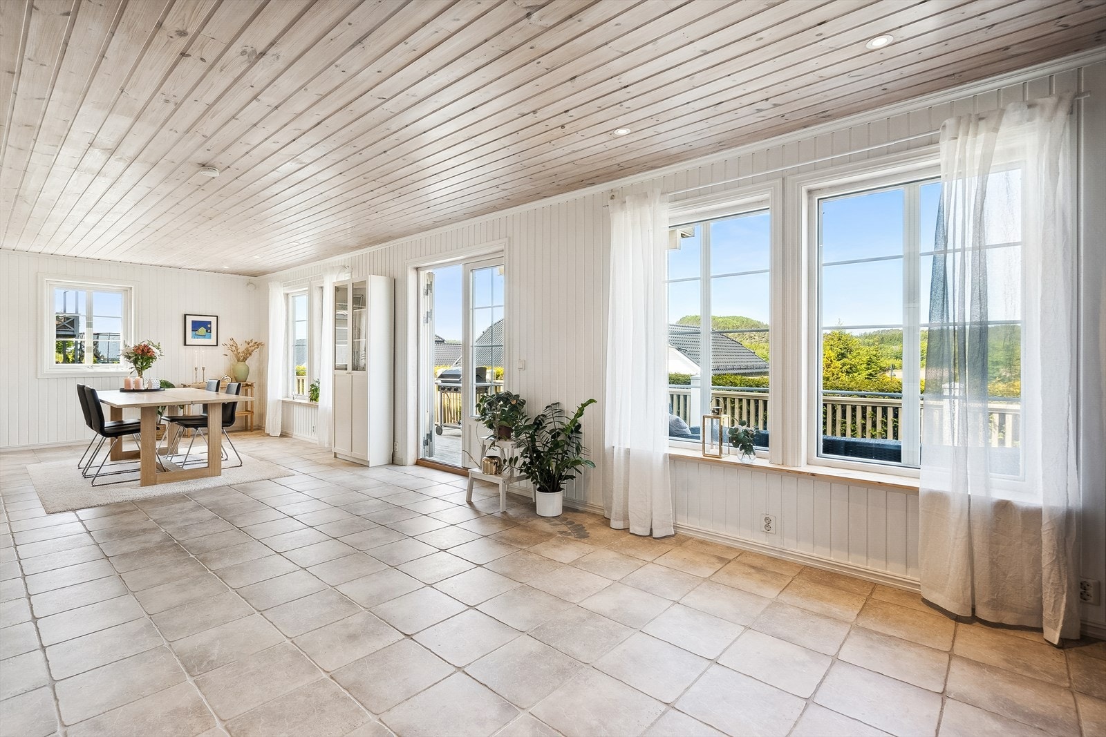 Boligen fremstår som meget lys og luftig med store vindusflater. Her er det plass til langbord med mange gjester Galleribilde