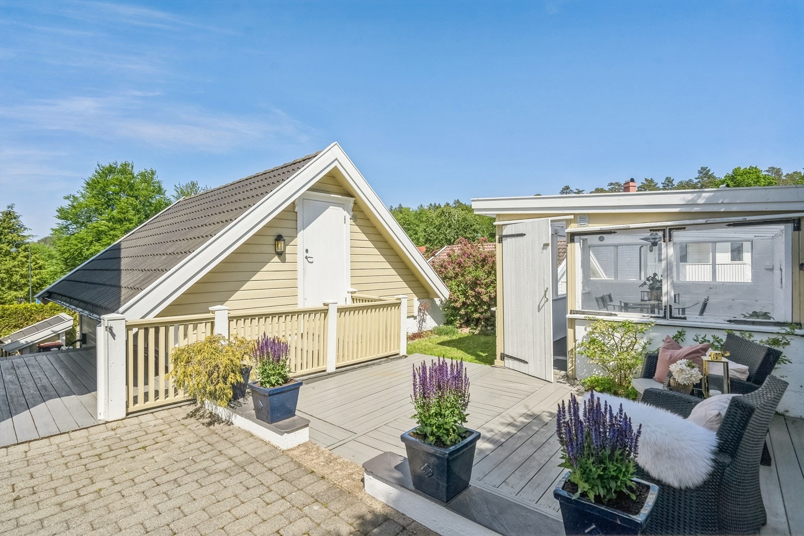 Det er adkomst til loft over garasjen fra uteplassen. Galleribilde