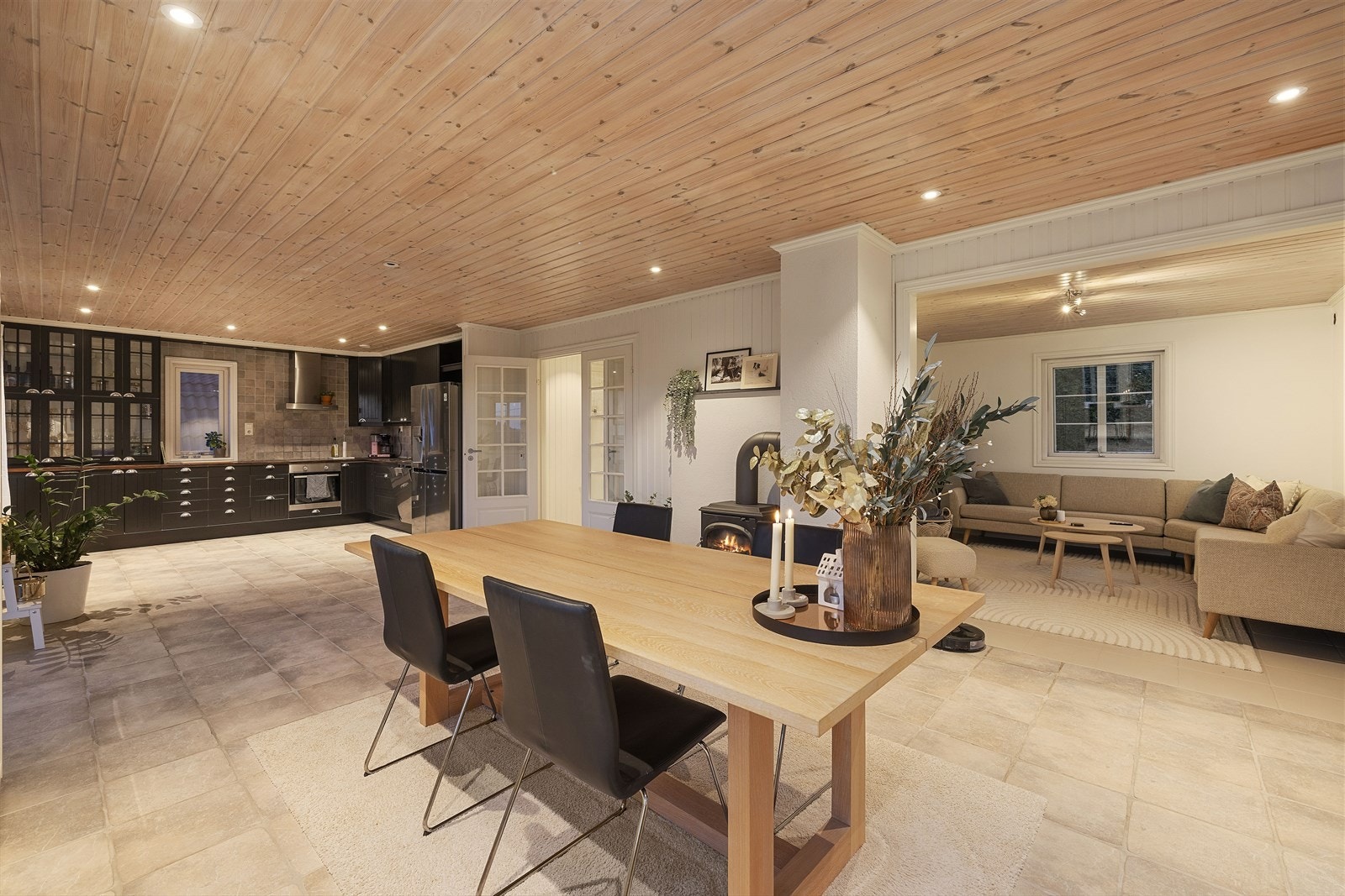 Stue / kjøkken i kveldsstemning Galleribilde