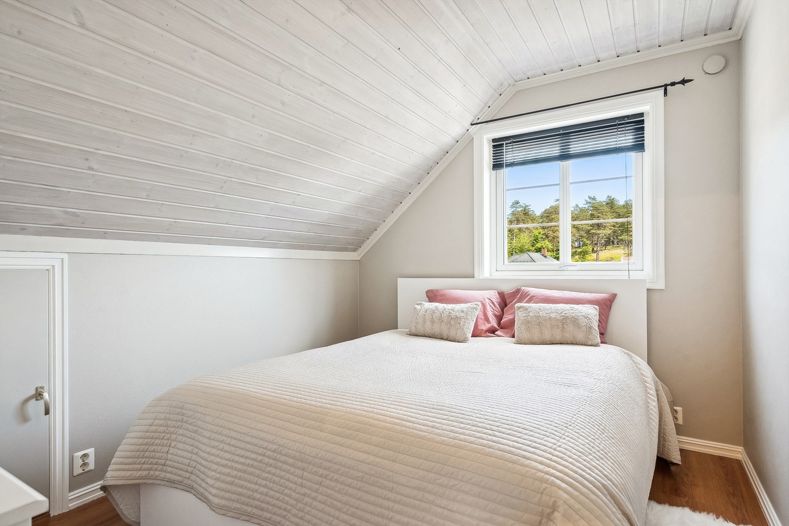 Soverom 2. Lagringsplass i kott i kneveggene Galleribilde