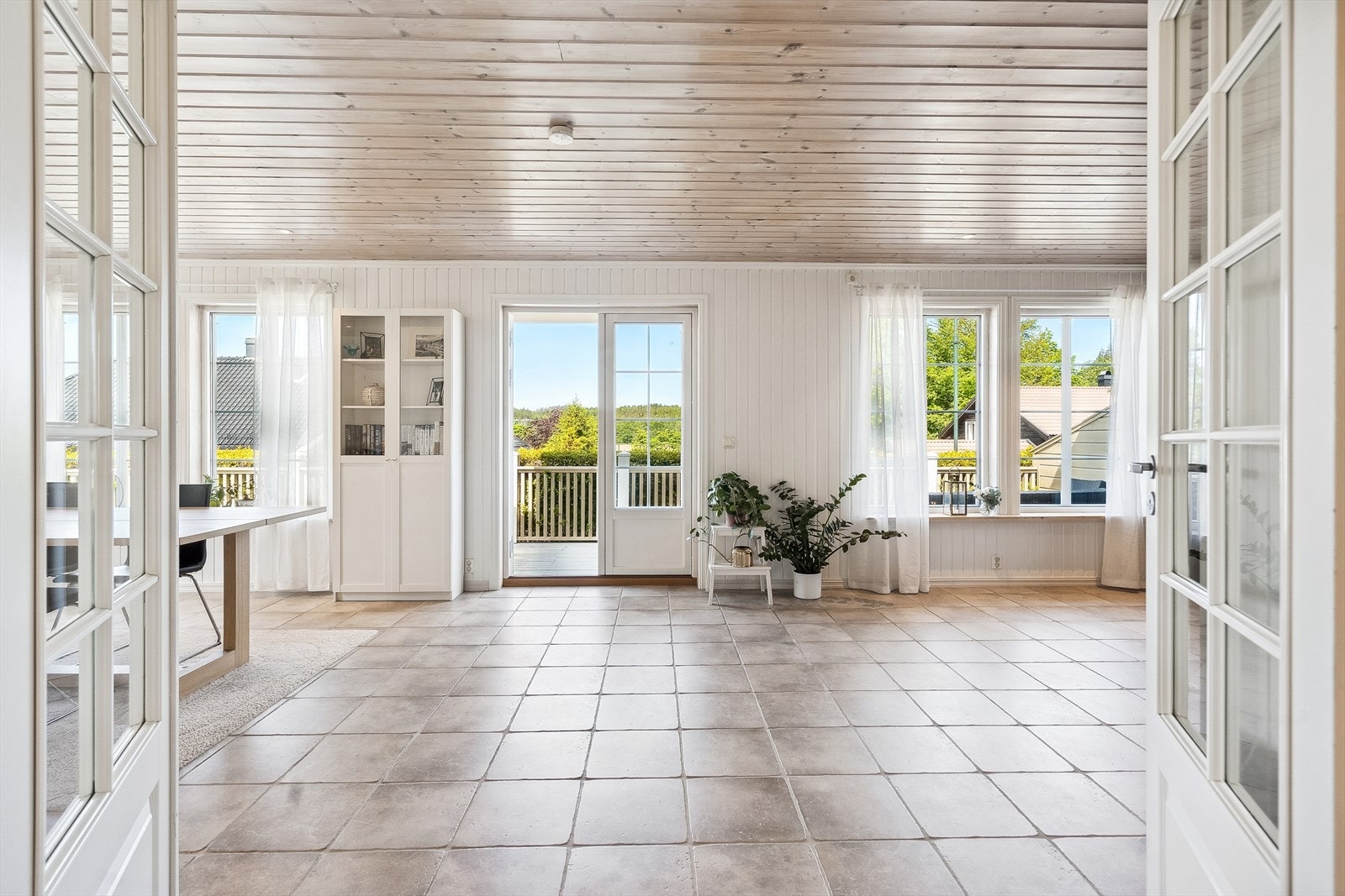 Fra hallen er det doble dører inn mot stue/kjøkken Galleribilde