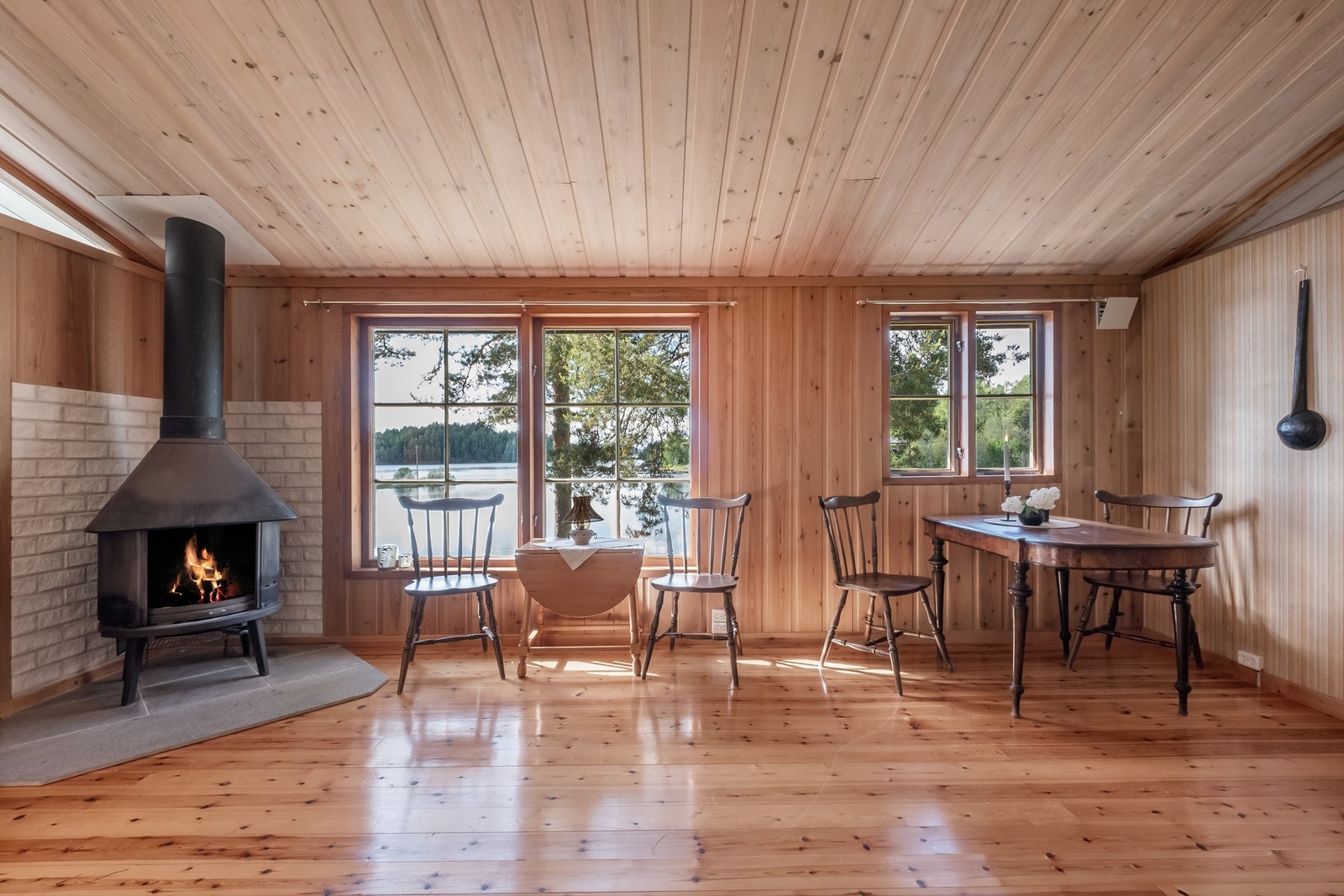 Rommet er også utstyrt med en peis, som gir varme og hygge på kjølige dager. Galleribilde