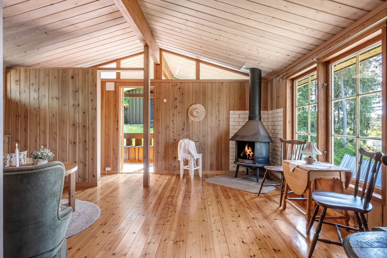 Ved inngangen er det en entré med plass til å henge fra seg yttertøy og sette fra seg sko på venstre side av døren. Galleribilde