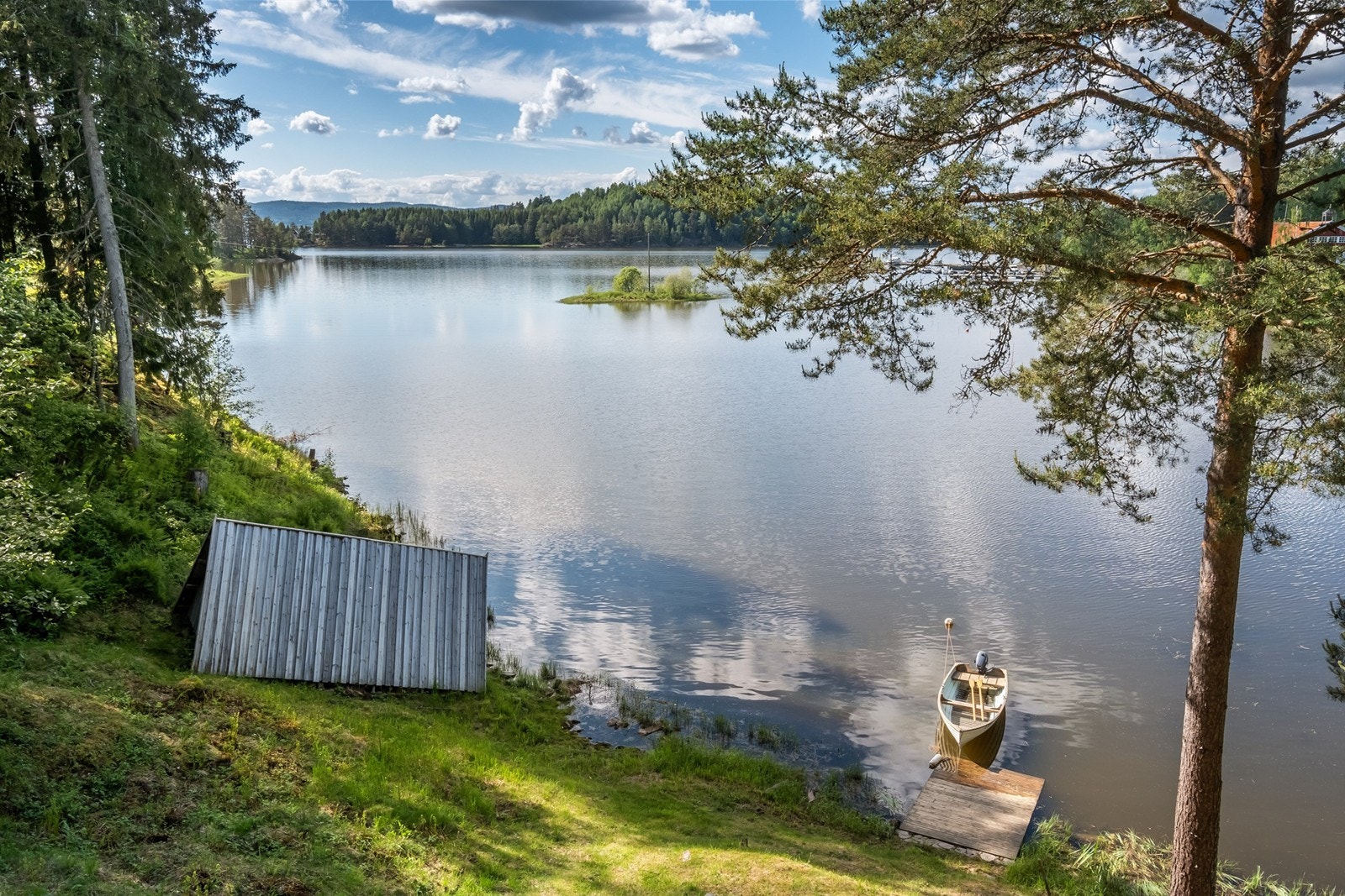 Hytten ligger meget fint plassert i terrenget, og det er utallige tur og rekreasjonsområder i umiddelbar nærhet. Galleribilde
