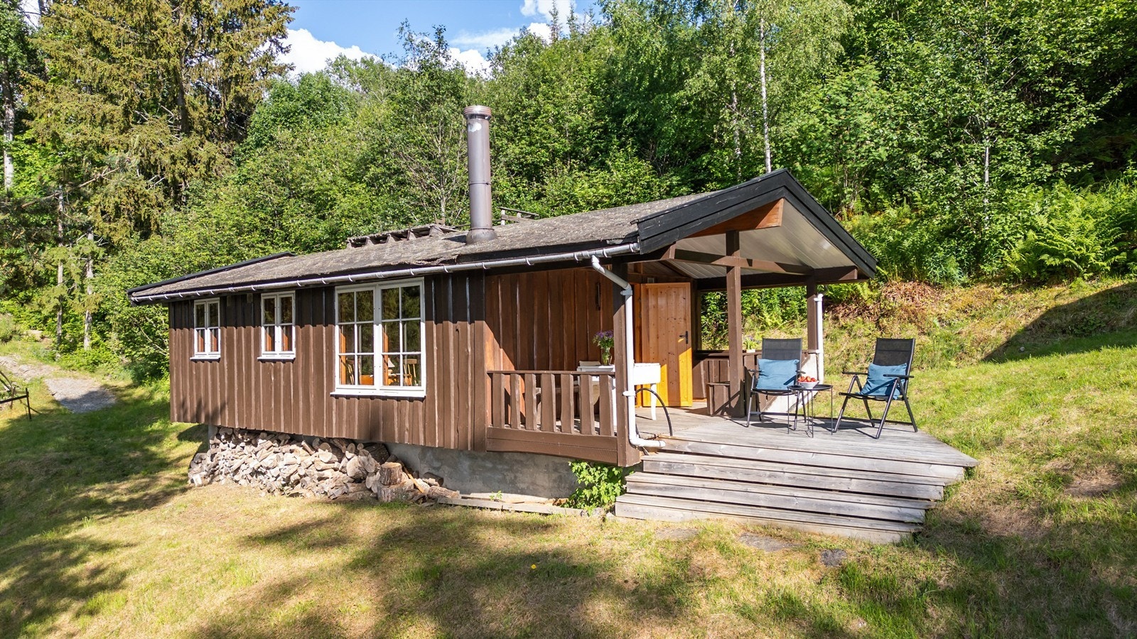 Her kan man nyte det å være nær naturen, med et rikt dyr og fugleliv, og sitte på terrassen og la roen senke seg mens man nyter sol og utsikt. Galleribilde