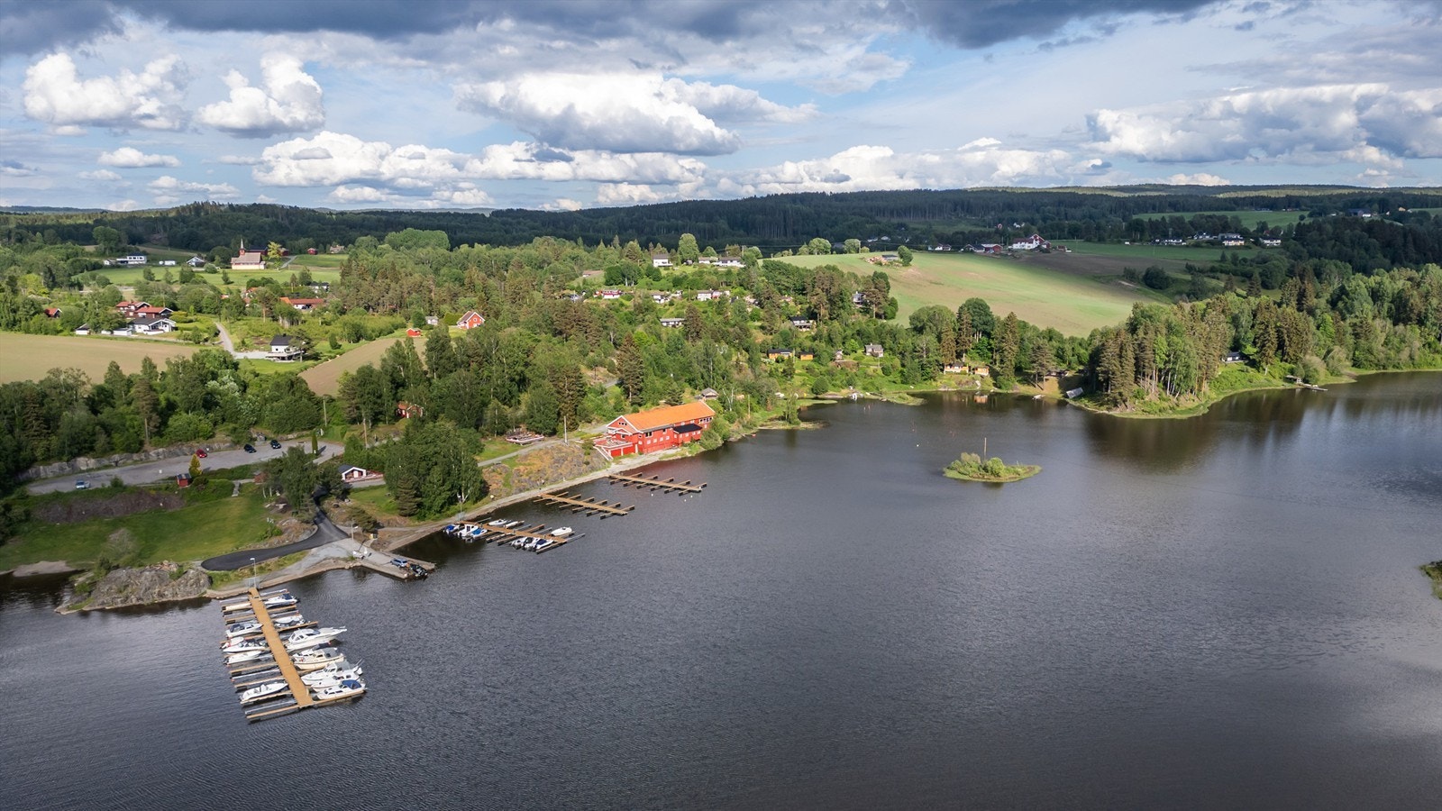 Gansvika er en naturperle, perfekt for en hyggelig badetur. Området gir også mulighet for å lære mer om historiske hendelser. Galleribilde