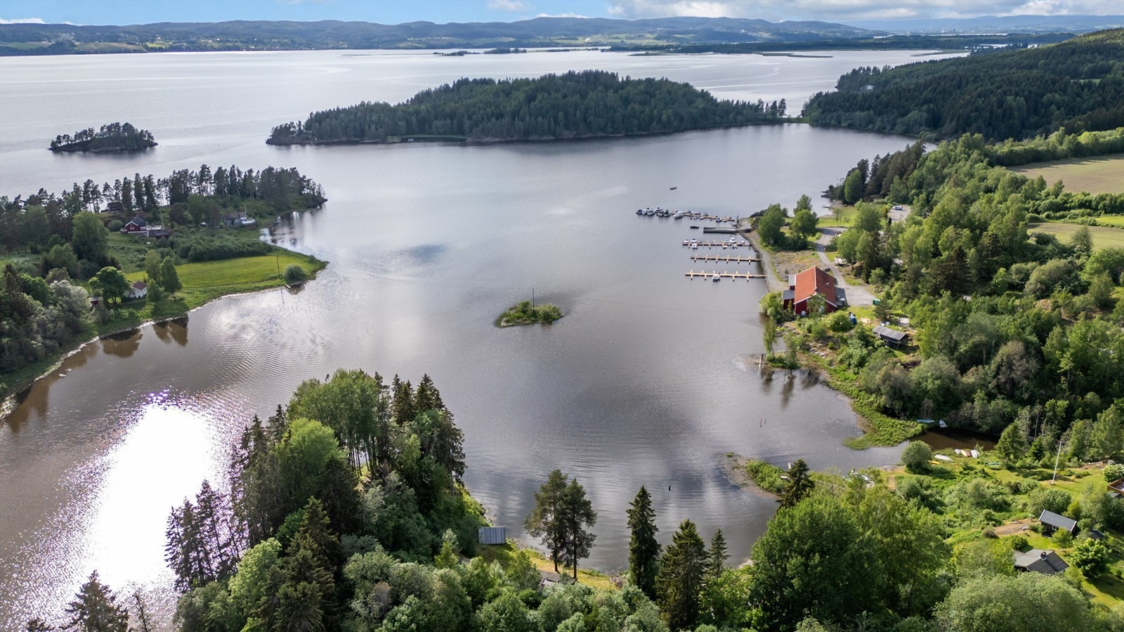 Videre er det kun en kort kjøretur til fasiliteter som Gansvika (badeplass), båthavn, fotballbane og dagligvarehandel. Galleribilde