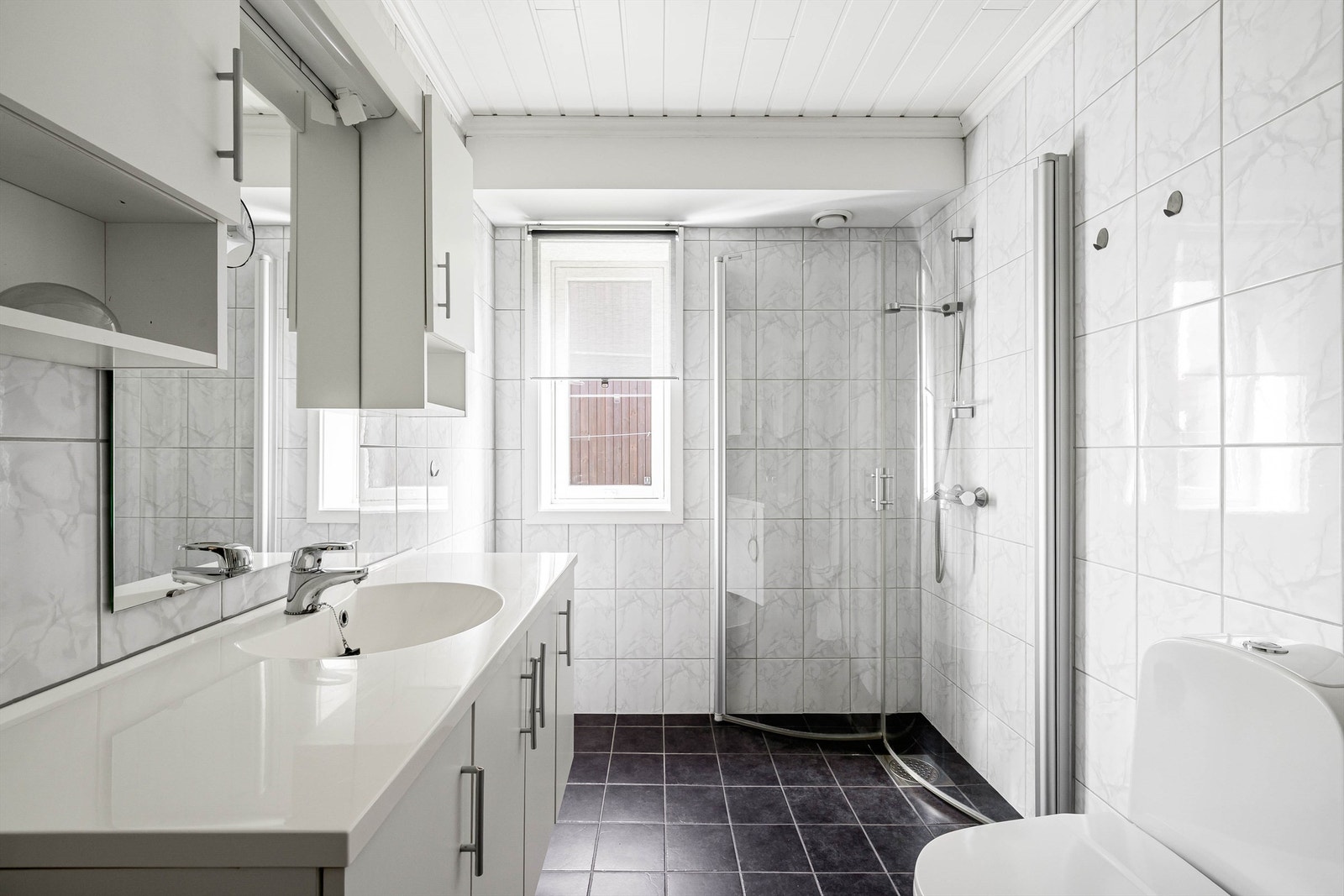 Dusjdørene kan svinges inn for å maksimere tilgjengeligheten av badets over 5 kvm. gulvflate. Galleribilde