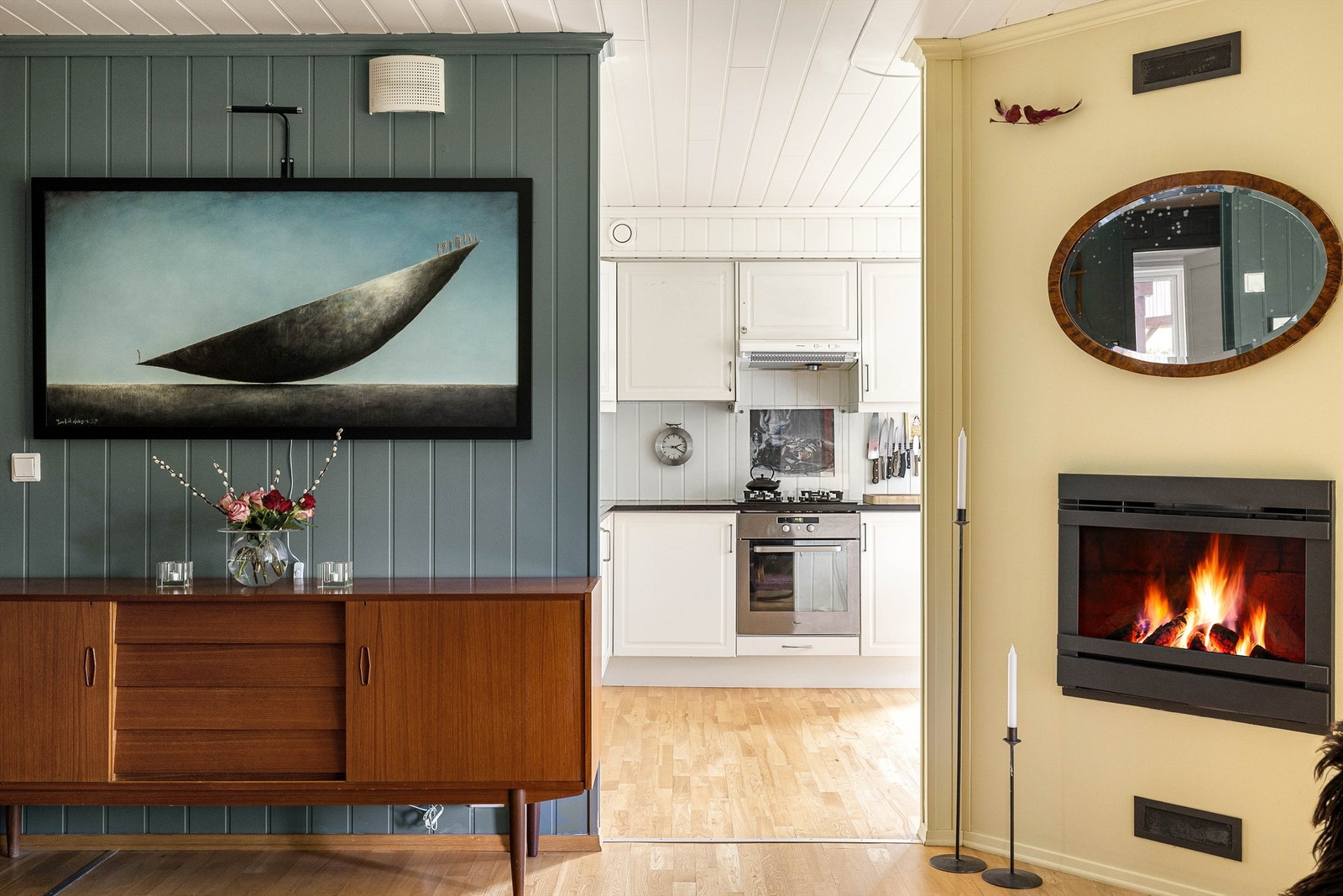 Leilighetens vannbårne gulvvarme er tilknyttet gasskjele. Stuens peis fyres også med gass. Galleribilde