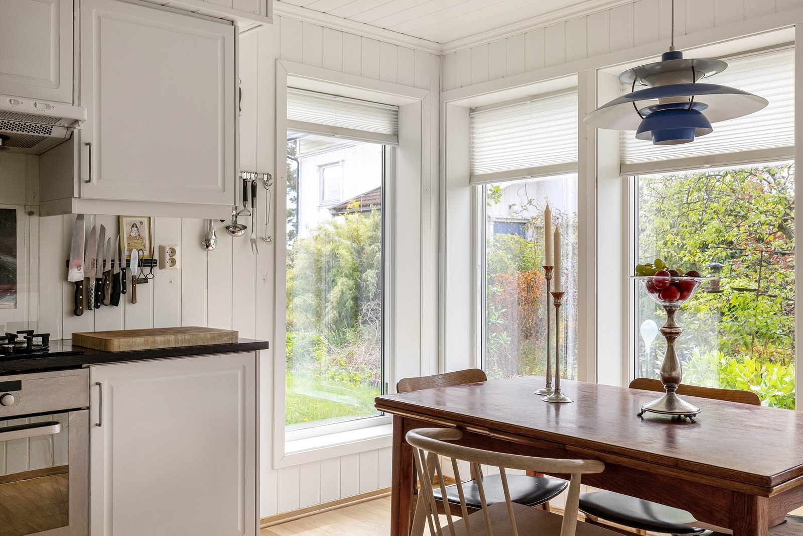 Vertikalstilte vinduer på tre sider fyller kjøkkenet med naturlig lys. Galleribilde