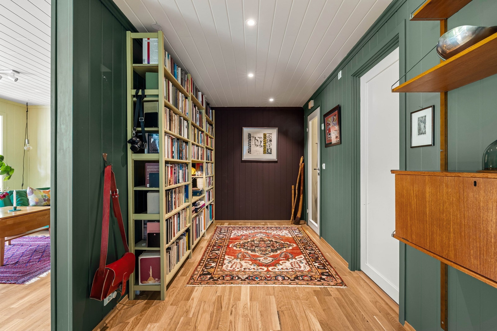 Gangens langvegg som i dag er fylt ut med store bokreoler er også velegnet for en stor garderobeinnredning. Galleribilde