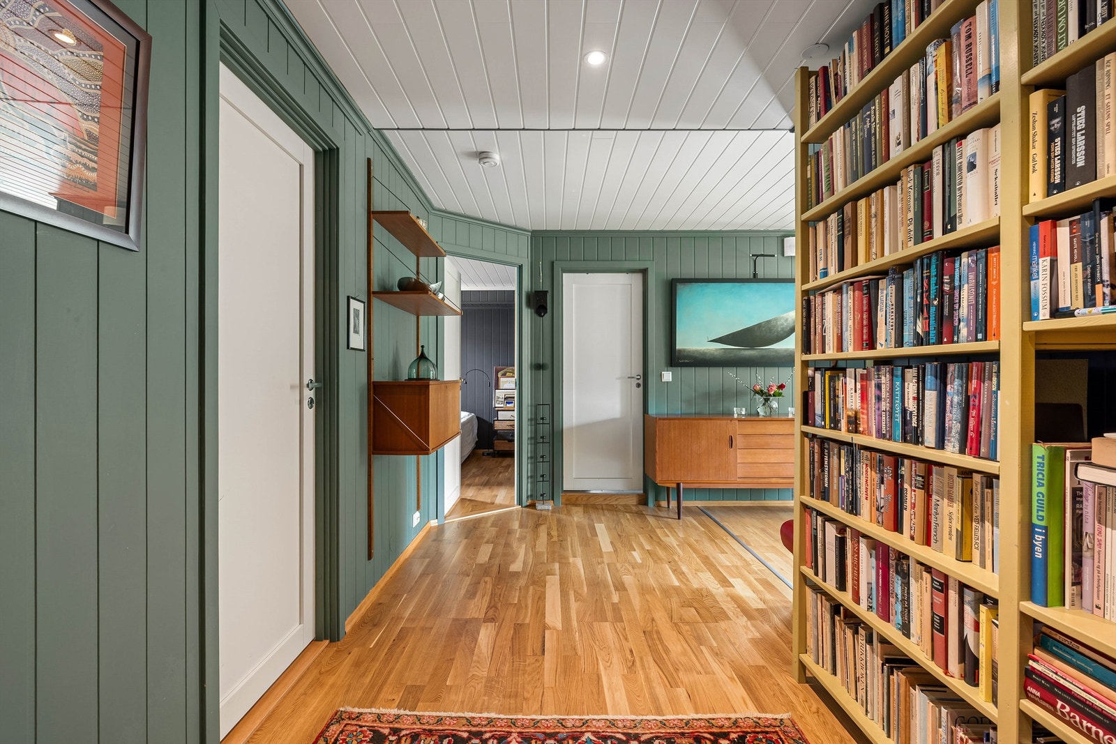 Badet og soverommene er praktisk samlet på rekke langs gangen. Galleribilde