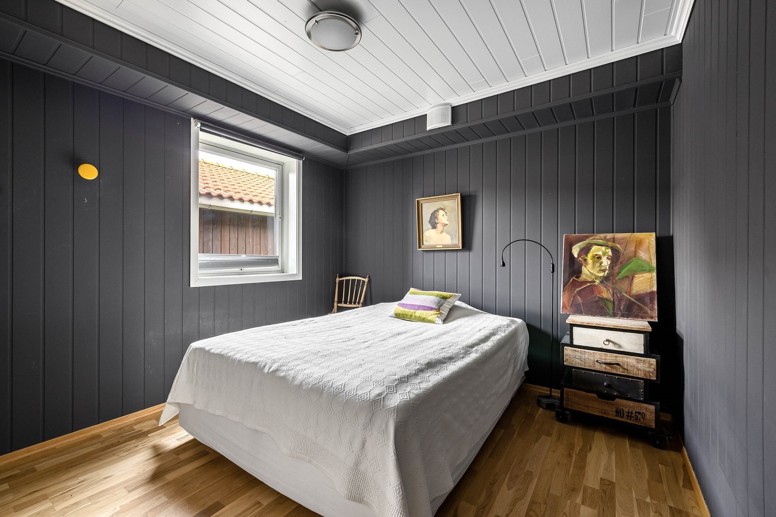 Med 3 meter bredde har hovedsoverommet god plass til dobbeltseng med nattbord på begge sider. Galleribilde