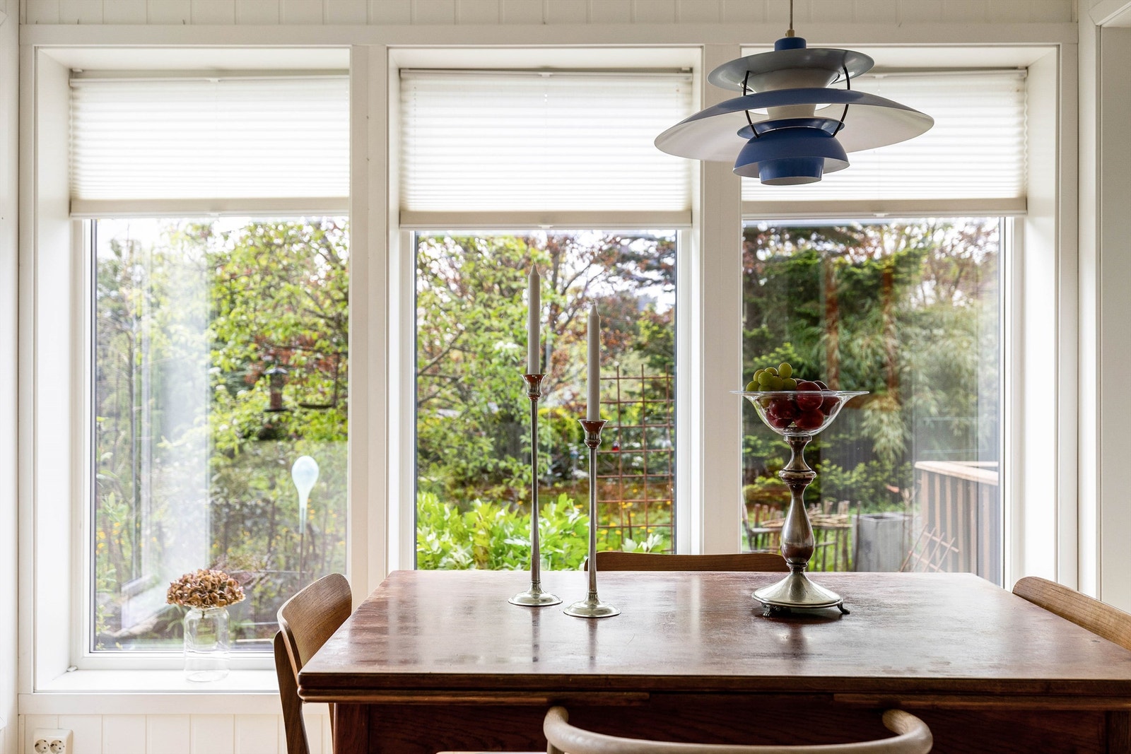 Spisebordet har sin naturlige plass foran vindusrekken som byr på utsyn til hagen. Galleribilde