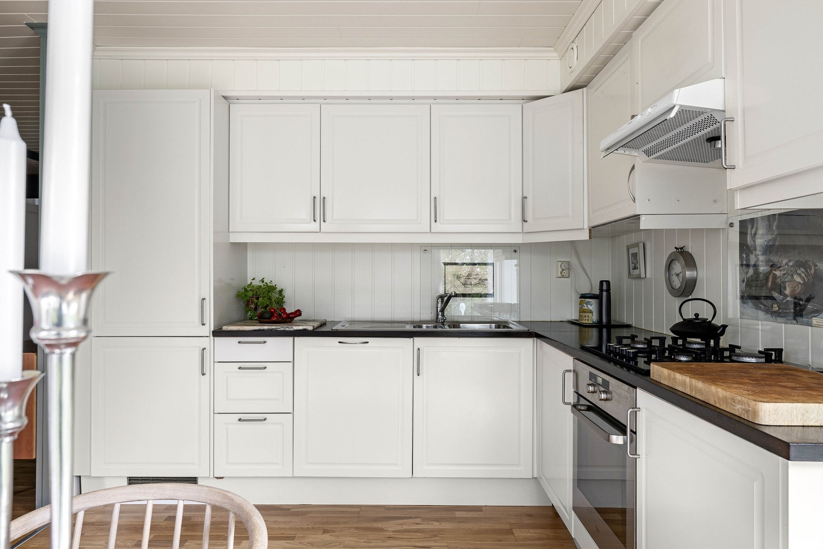 Kjøkkenets hvitevarer er alle integrert og inkluderer koketopp med gassbluss. Galleribilde