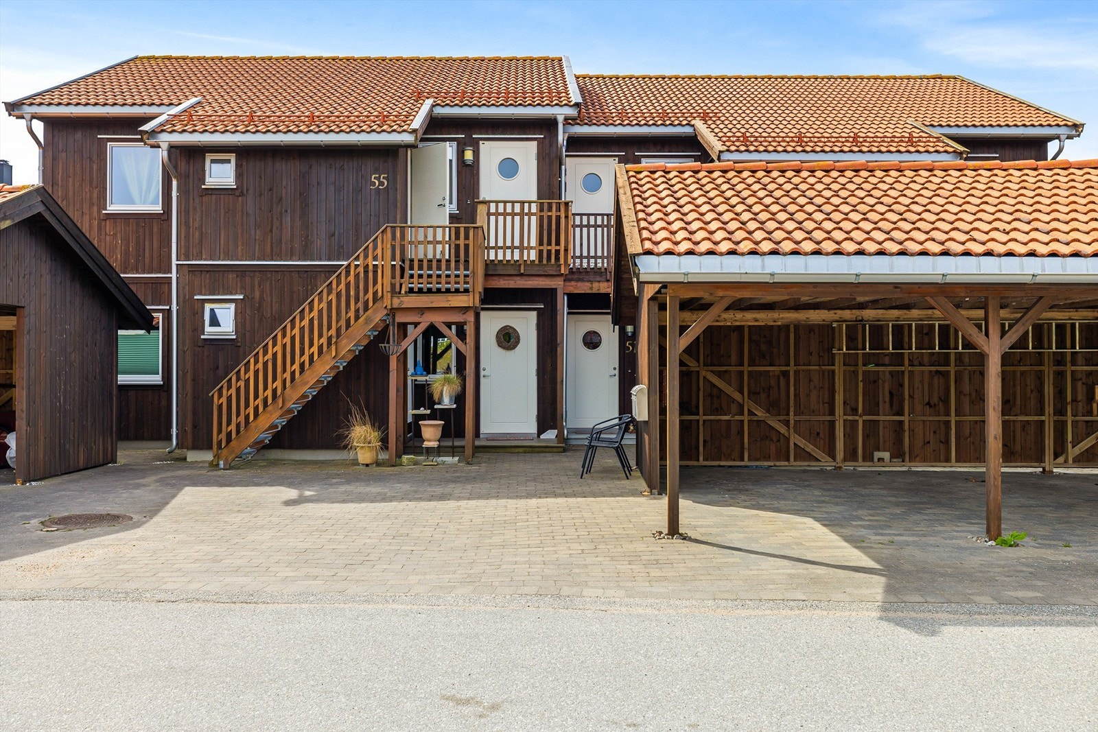 I felles carport disponerer leiligheten plassen på enden, nærmest inngangspartiet. Galleribilde